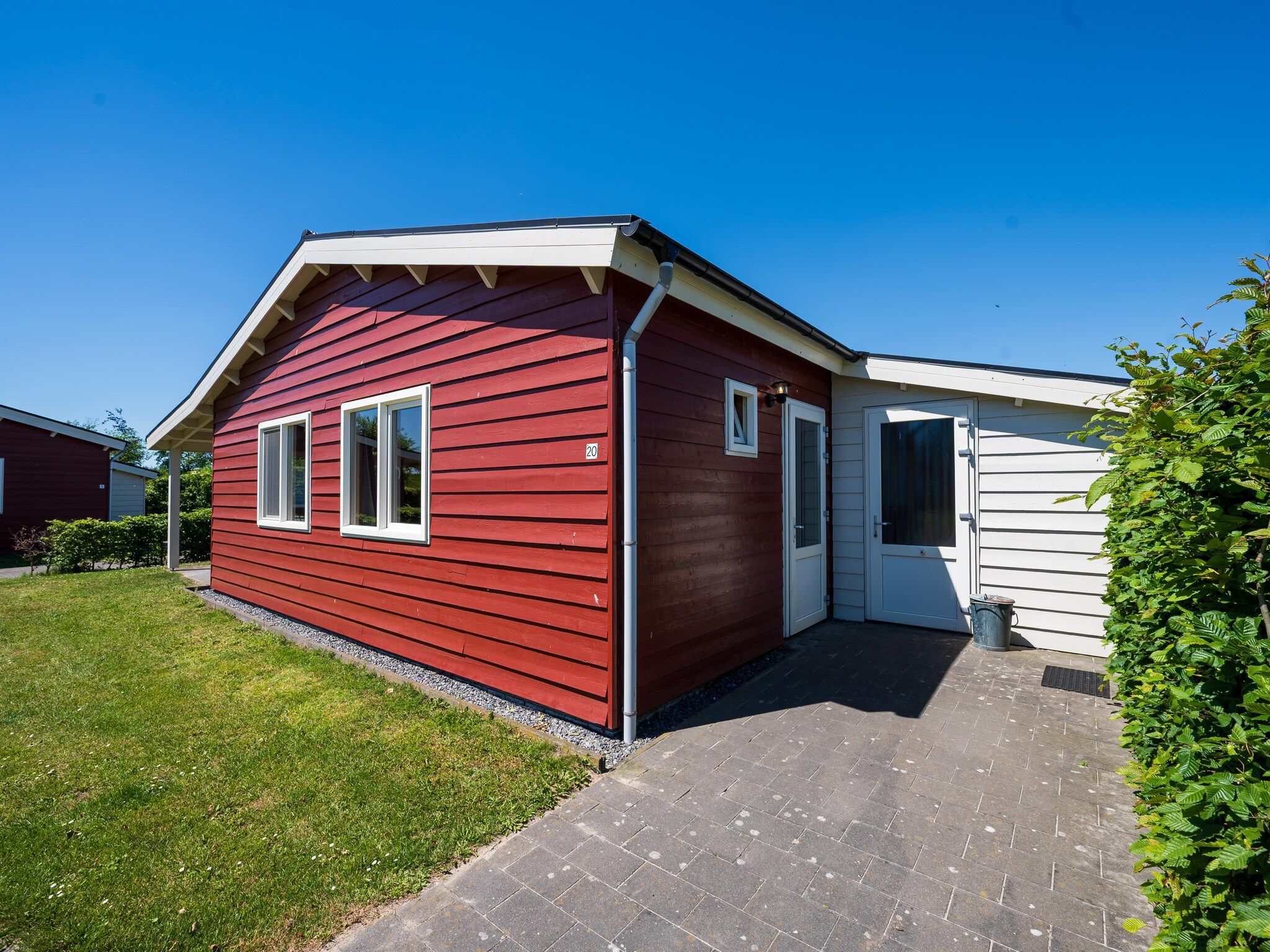 De buitenkant van Vakantiehuisje 20 in Someren-Heide