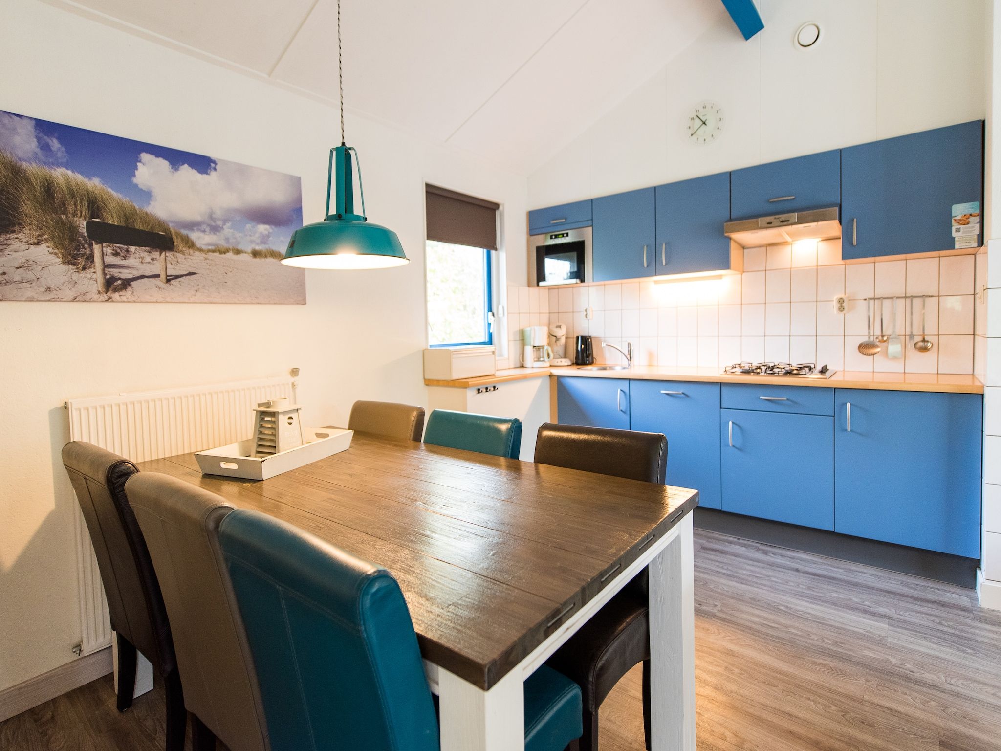 De eetkamer van Vakantiepark Boomhiemke 17 in Hollum