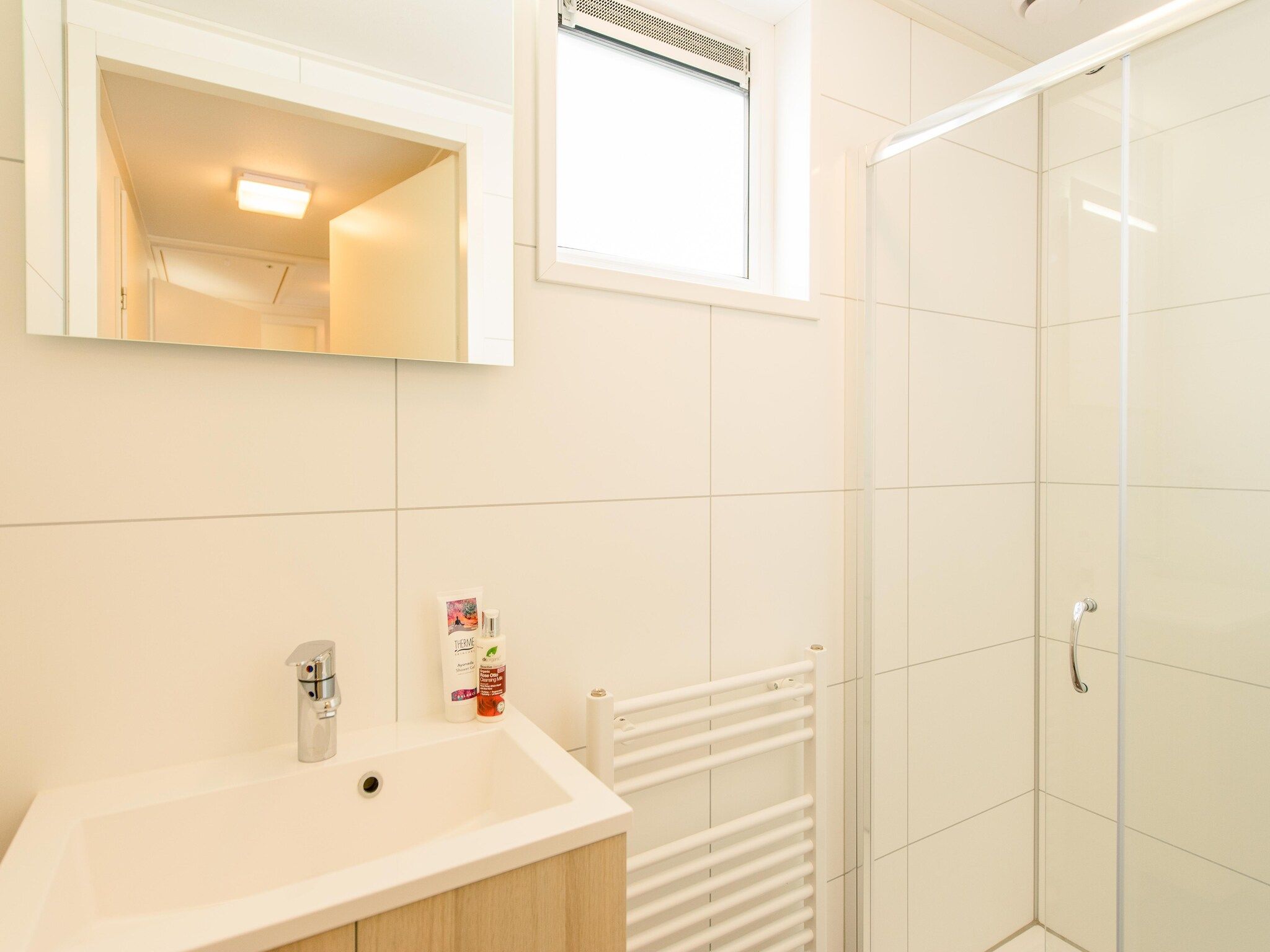 De badkamer van Vakantiepark Boomhiemke 19 in Hollum