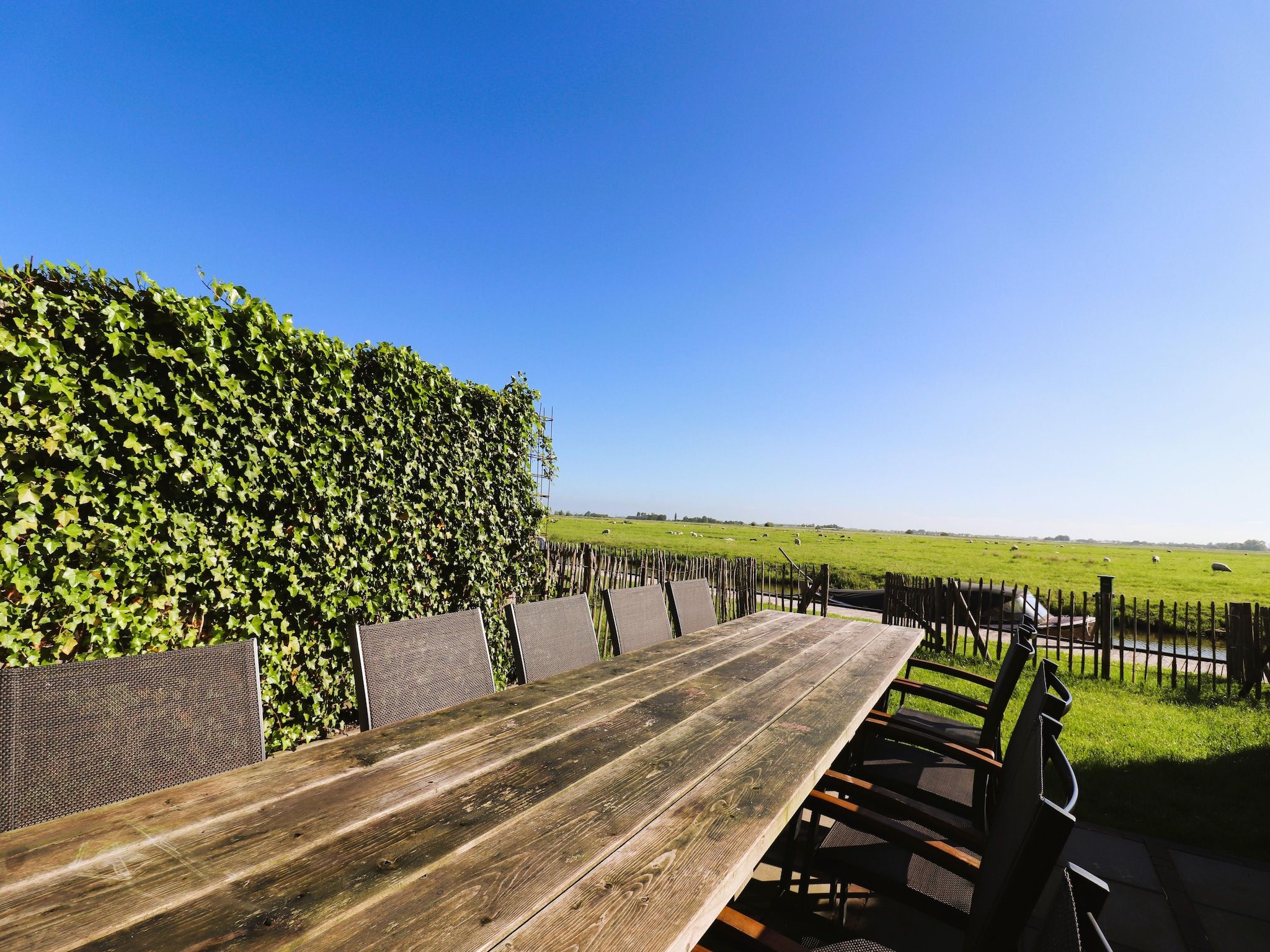 Het terras van Friese Villa in Leons in Leons