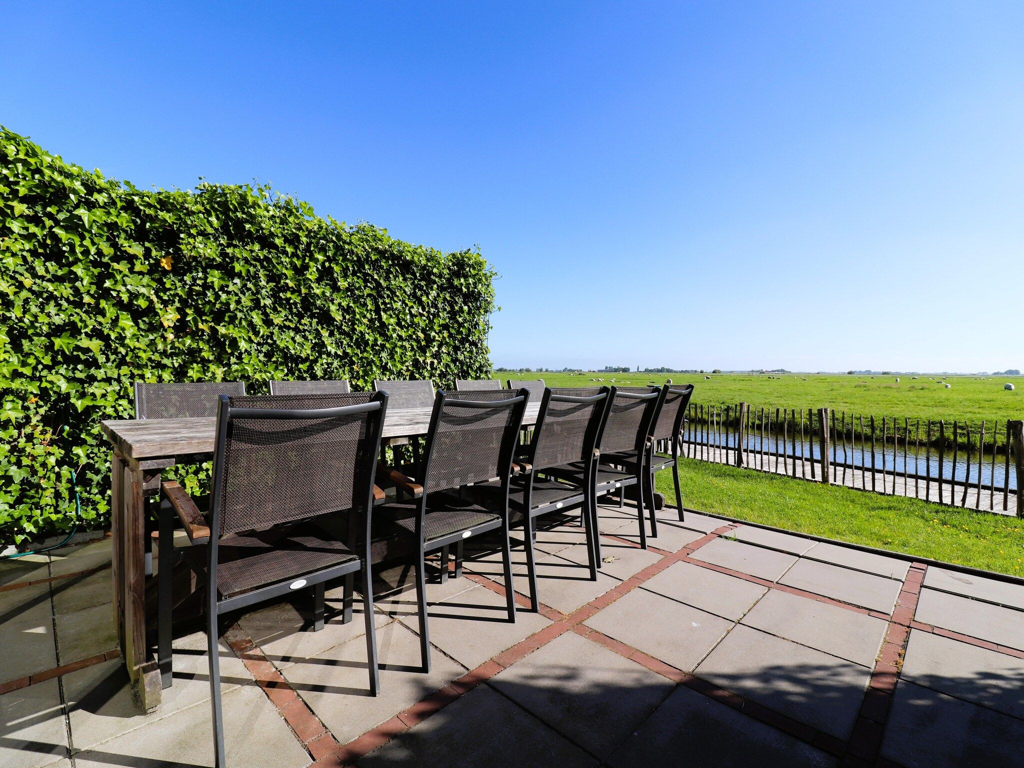 Het terras van Friese Villa in Leons in Leons