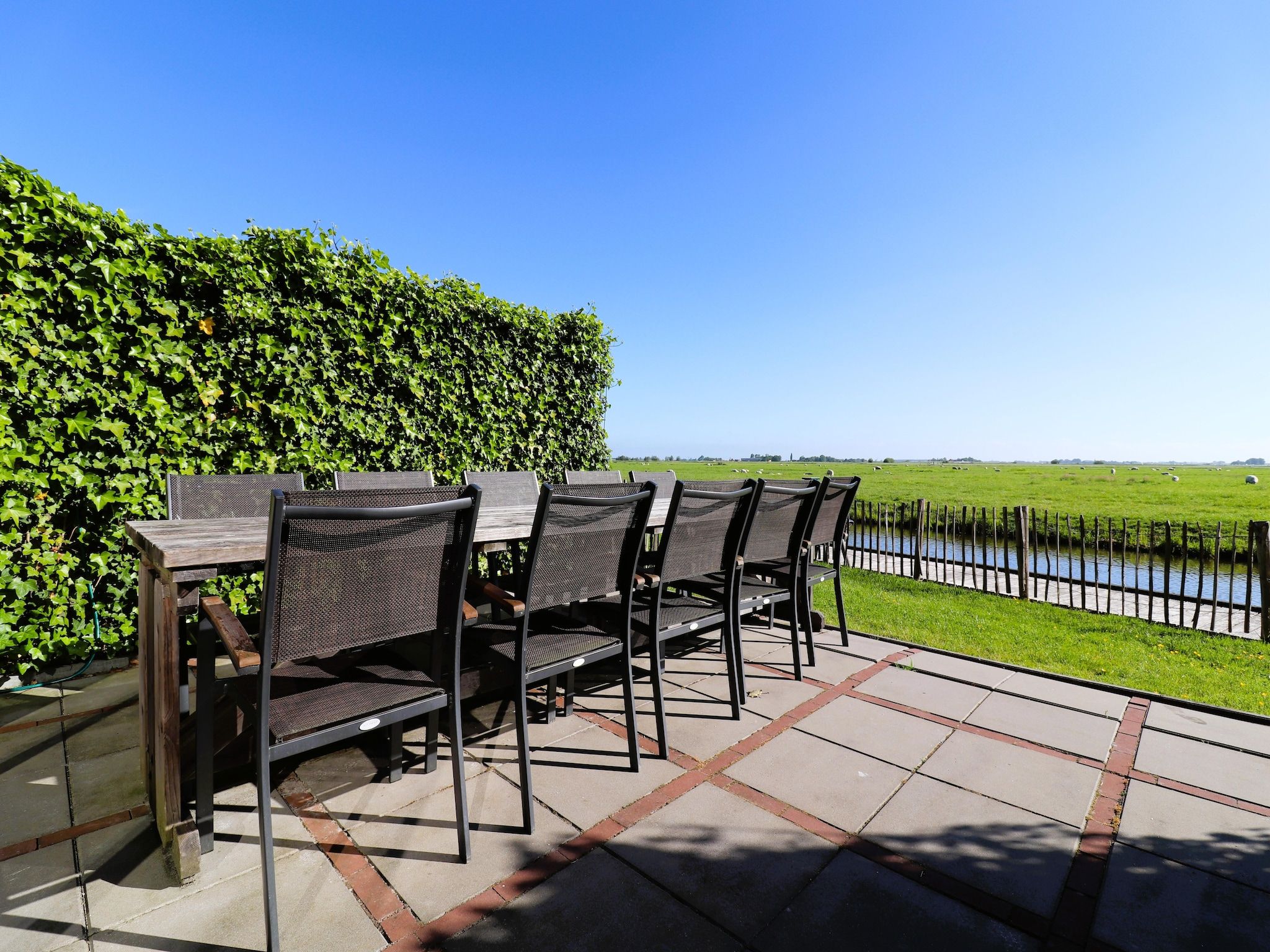 Het terras van Friese Villa in Leons in Leons