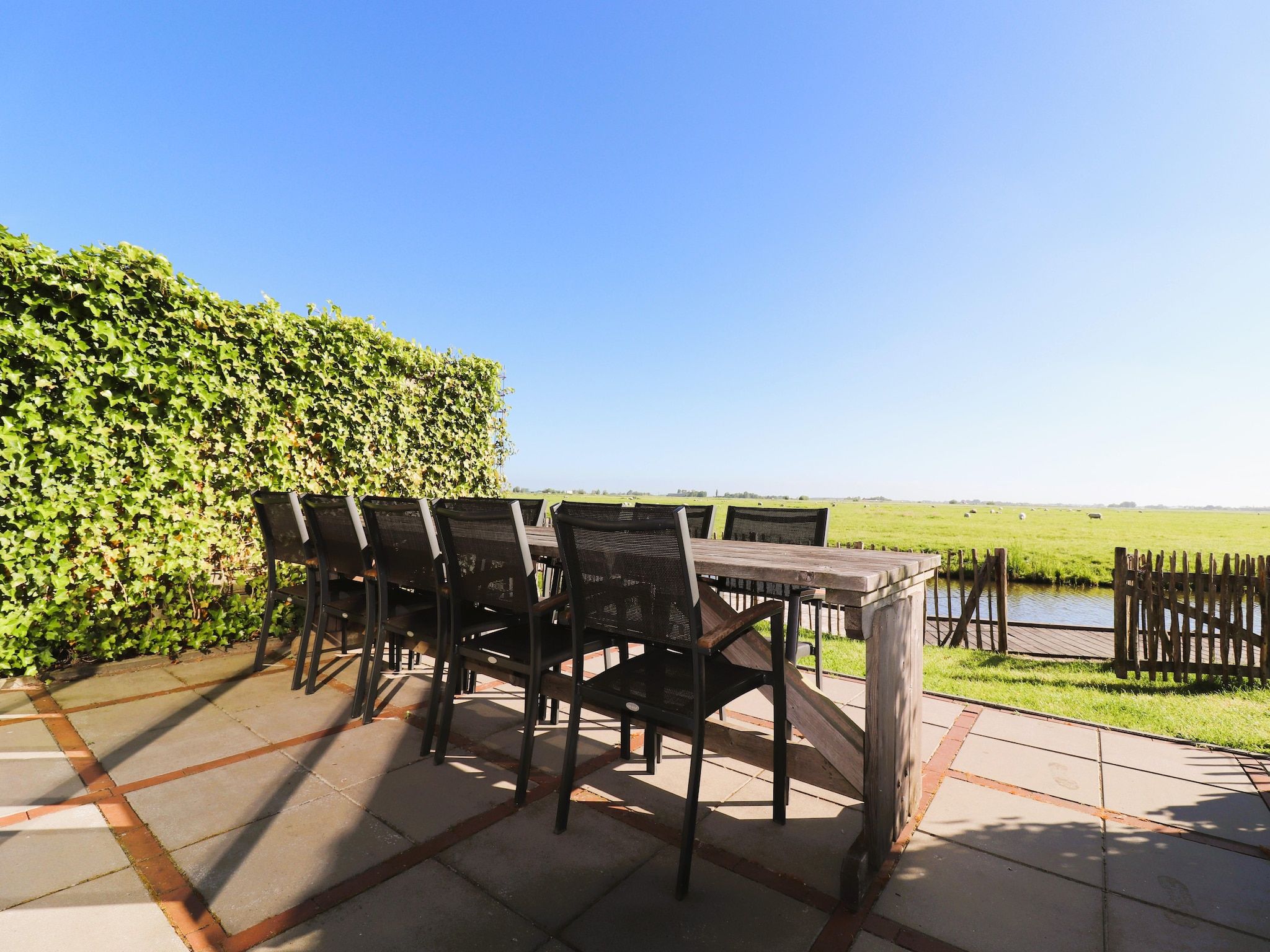 Het terras van Friese Villa in Leons in Leons