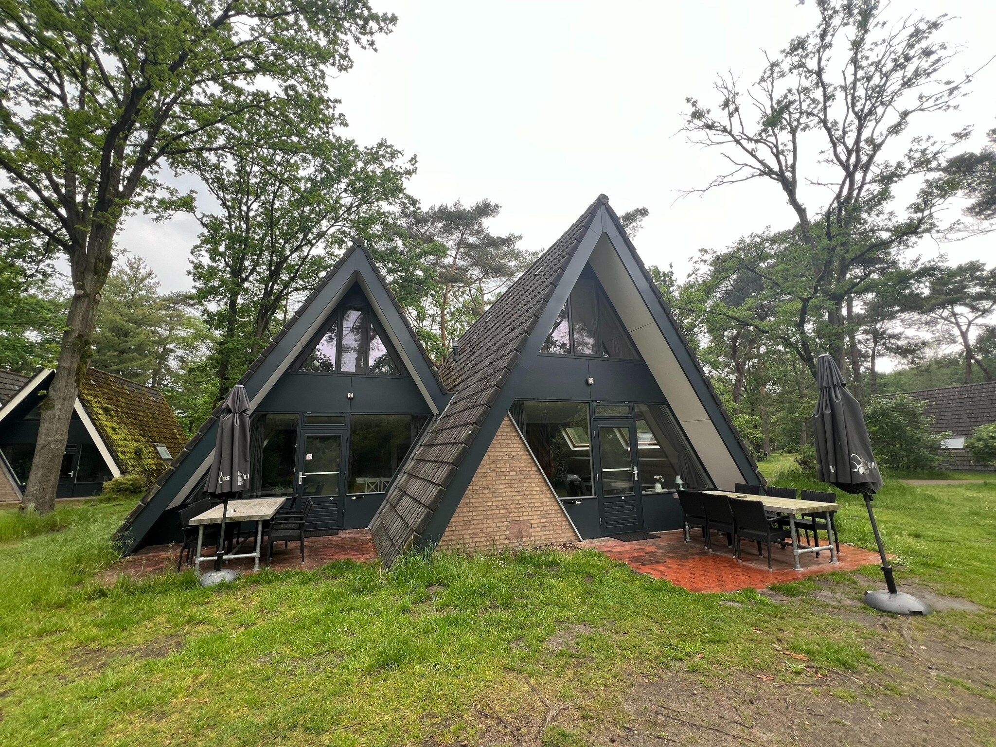De buitenkant van Combi bungalow Vosseven 84 & 85 in Stramproy