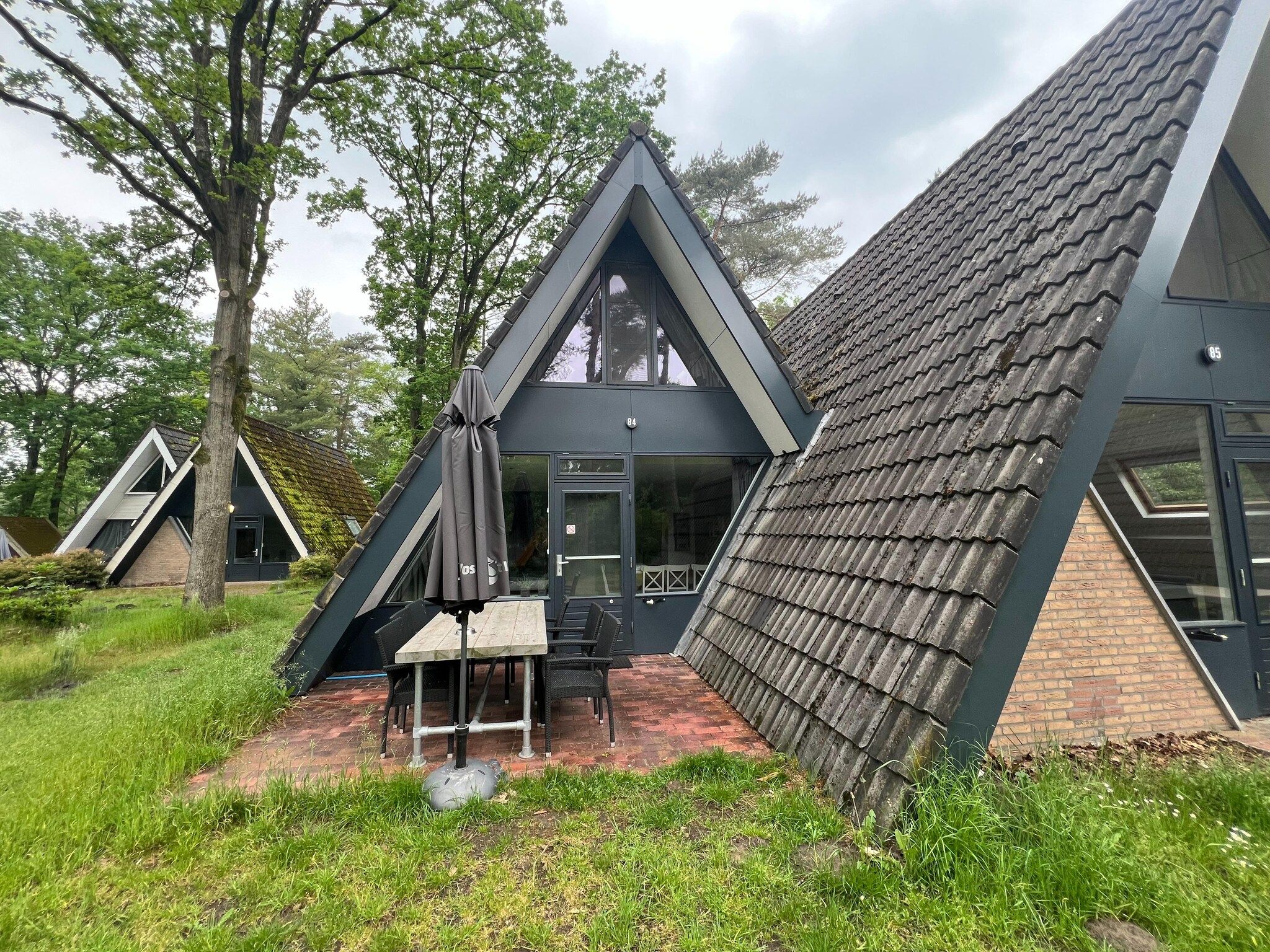 Het terras van Combi bungalow Vosseven 84 & 85 in Stramproy