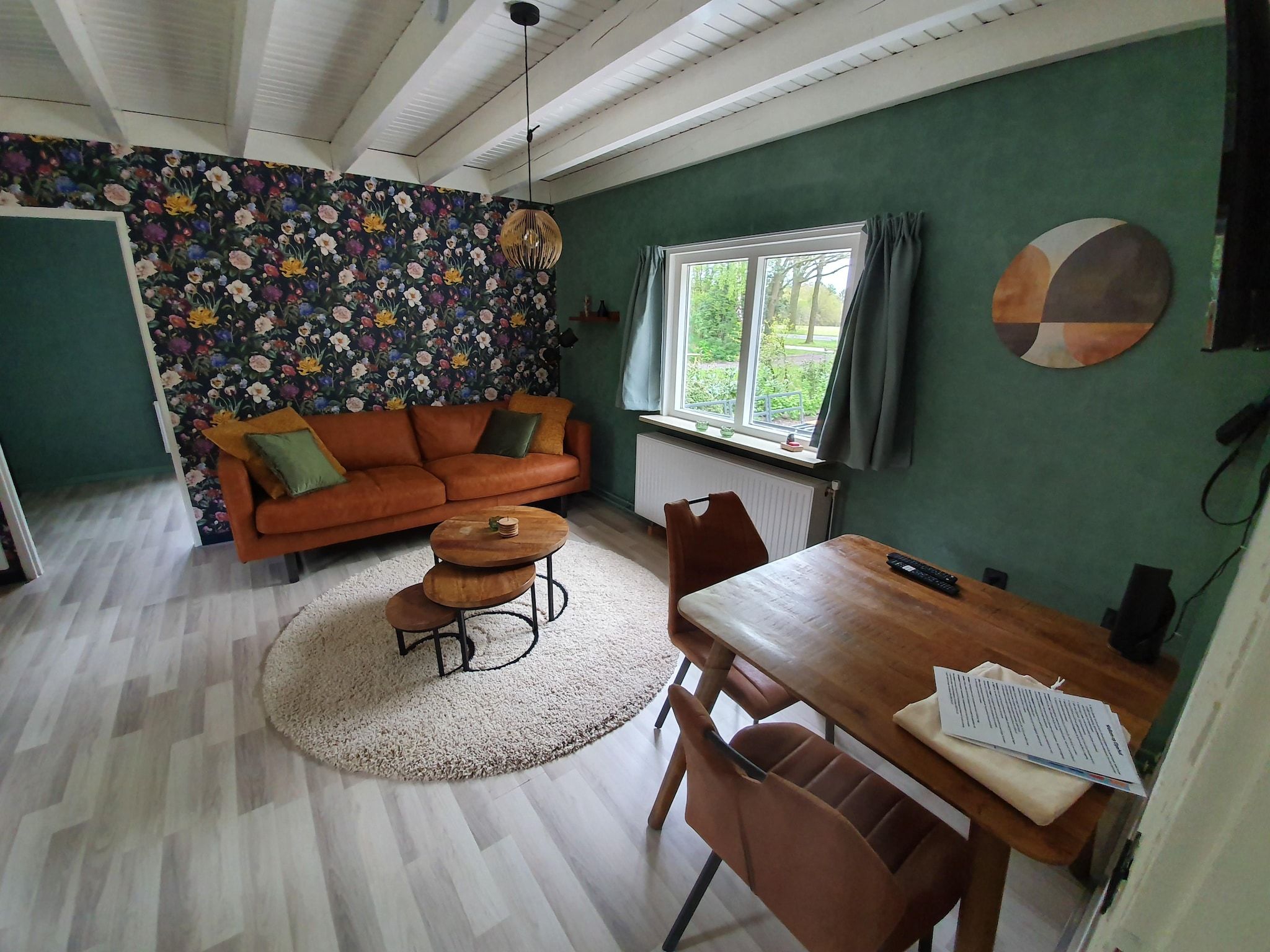 De woonkamer van Elperhof Schoonloo 16B in Schoonloo