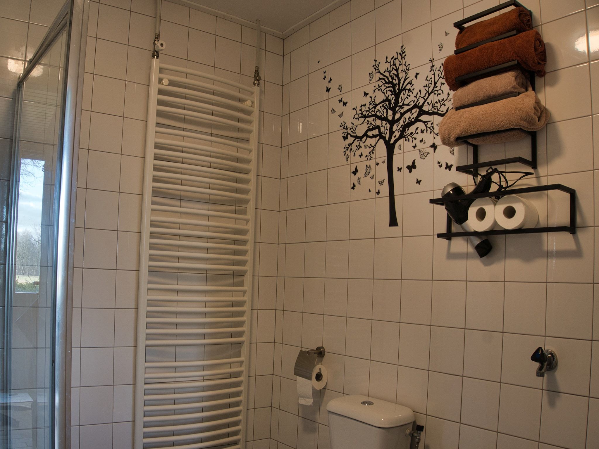 De badkamer van Elperhof Schoonloo 16B in Schoonloo