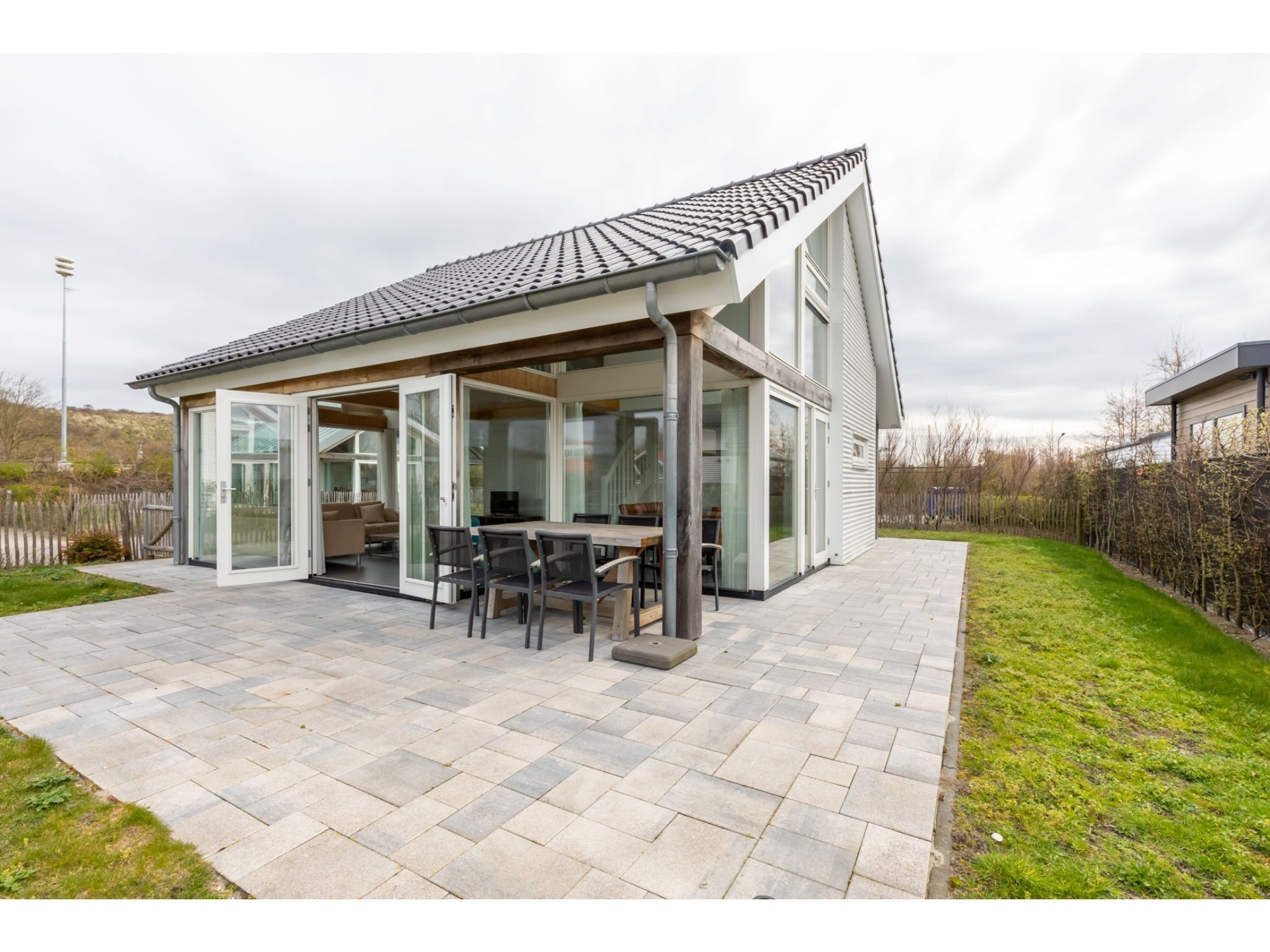 Het terras van Strandvilla 30 in Renesse