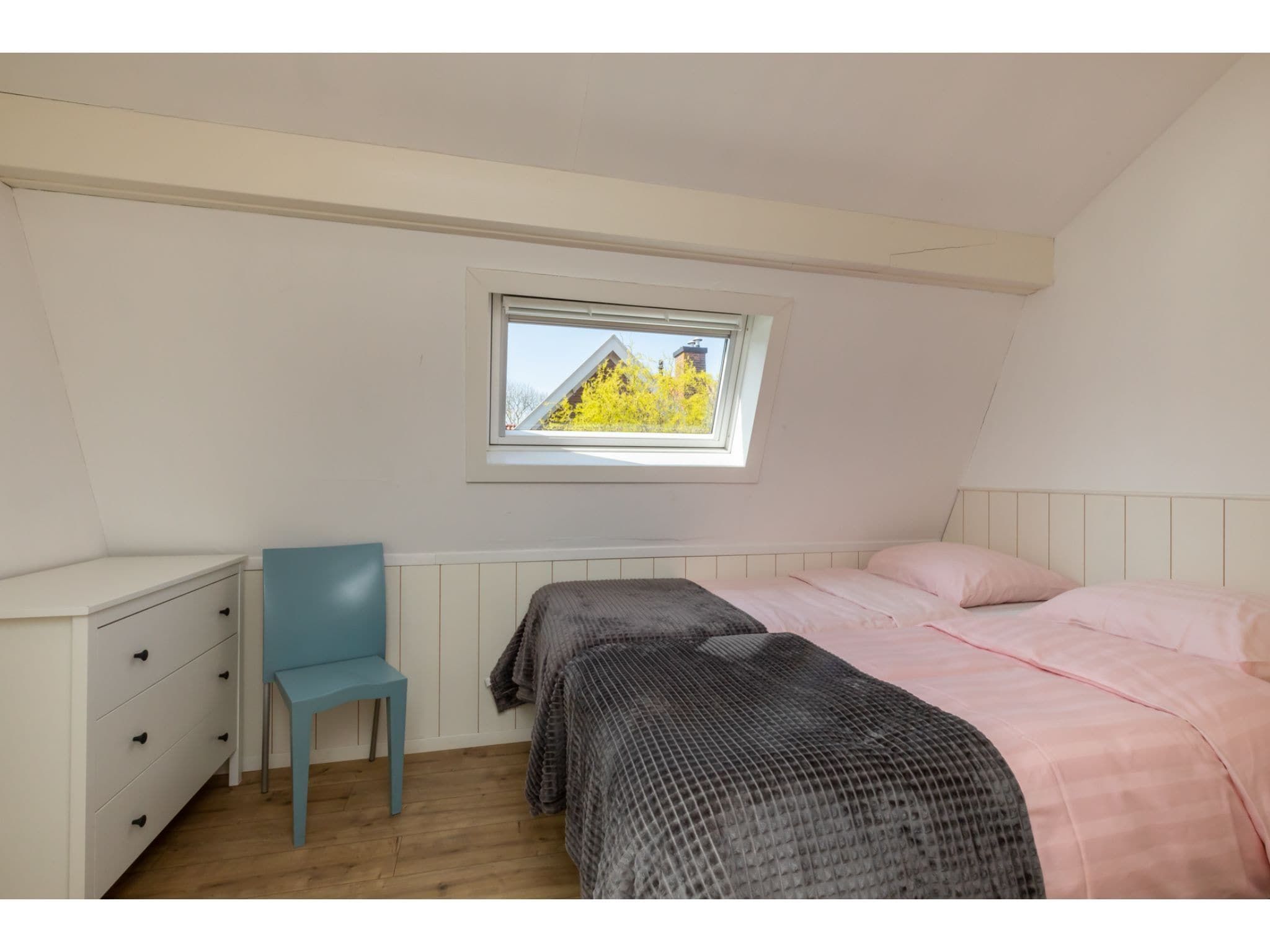 Een slaapkamer van Kanonweistraat 11a in Domburg