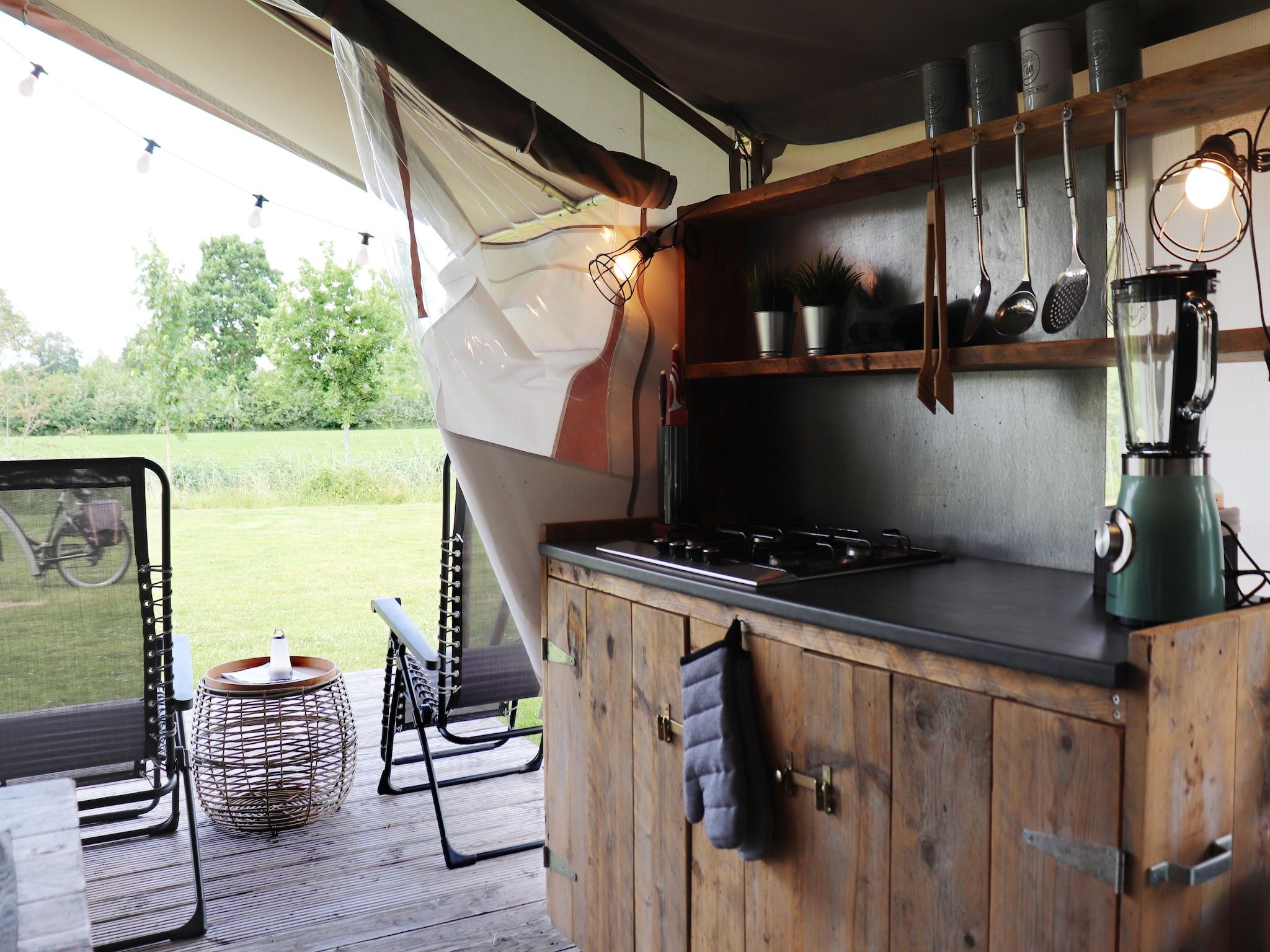 De keuken van Safaritent ''Noflik" in Twijzel
