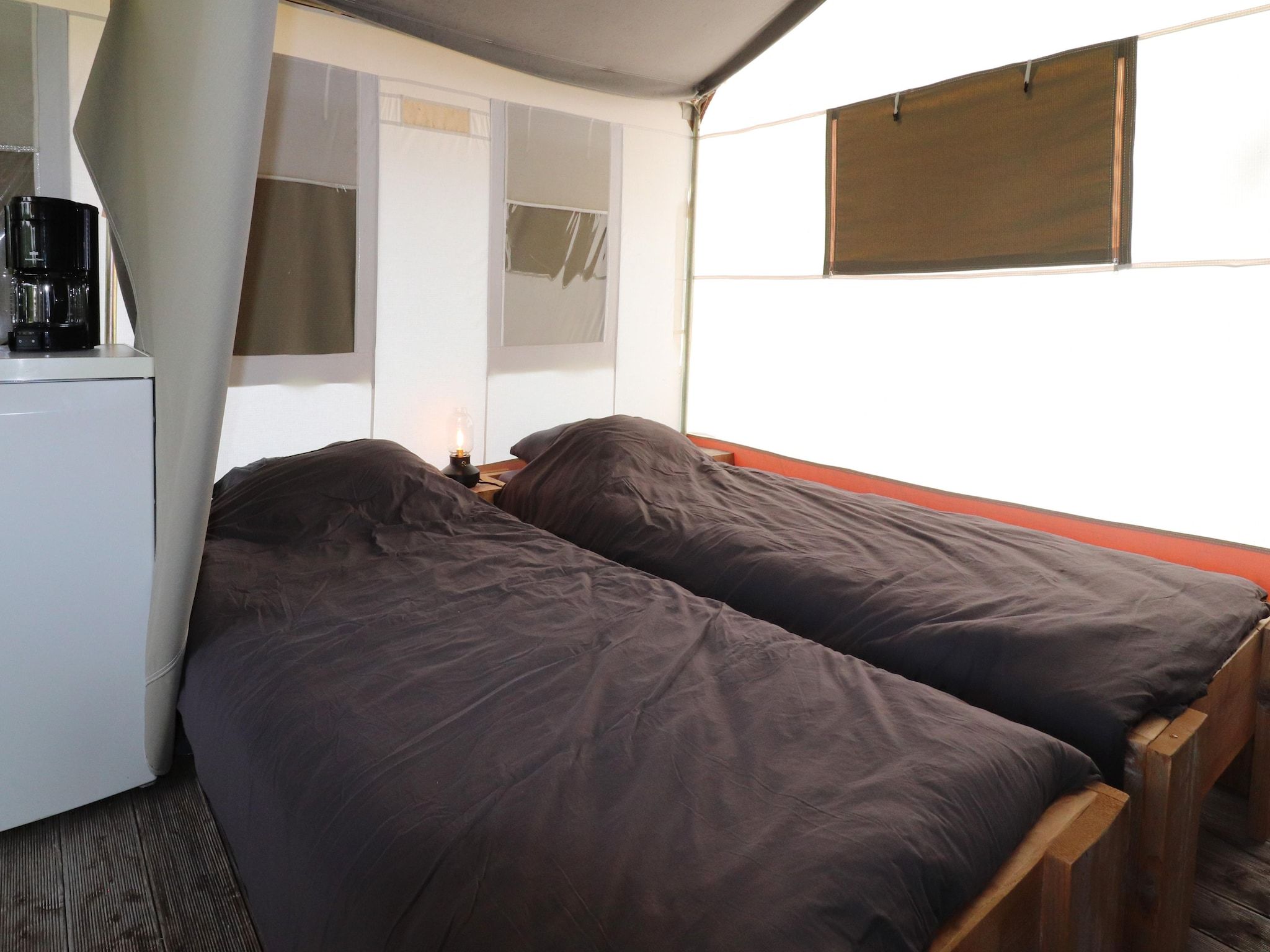 Een slaapkamer van Safaritent ''Noflik" in Twijzel