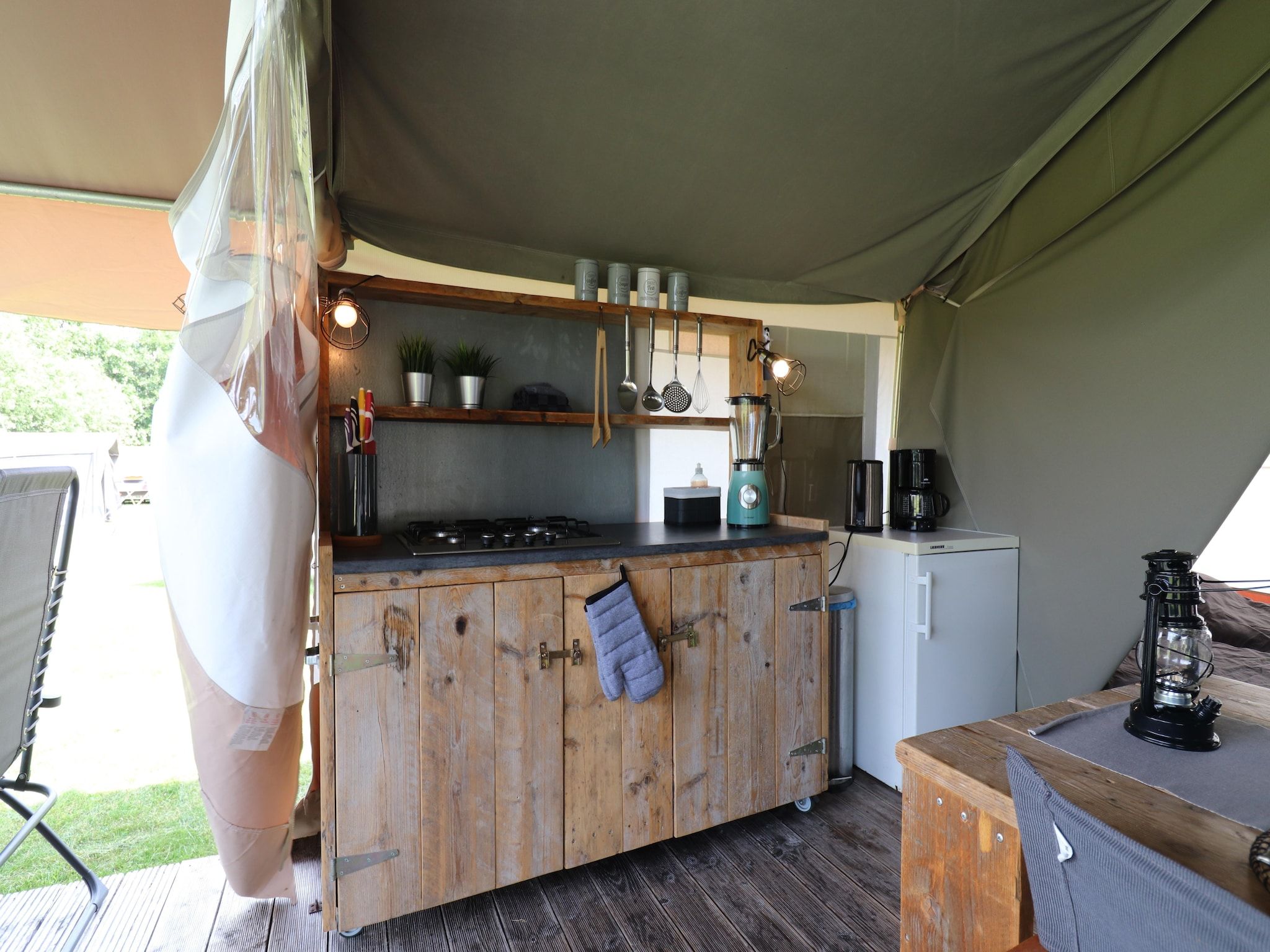 De keuken van Safaritent ''Noflik" in Twijzel