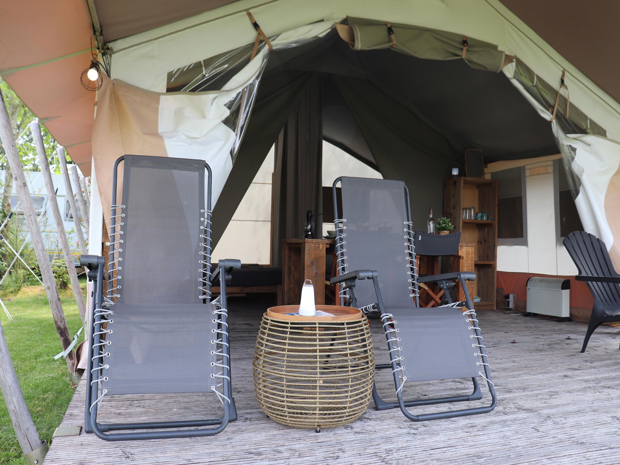 Het terras van Safaritent ''Noflik" in Twijzel