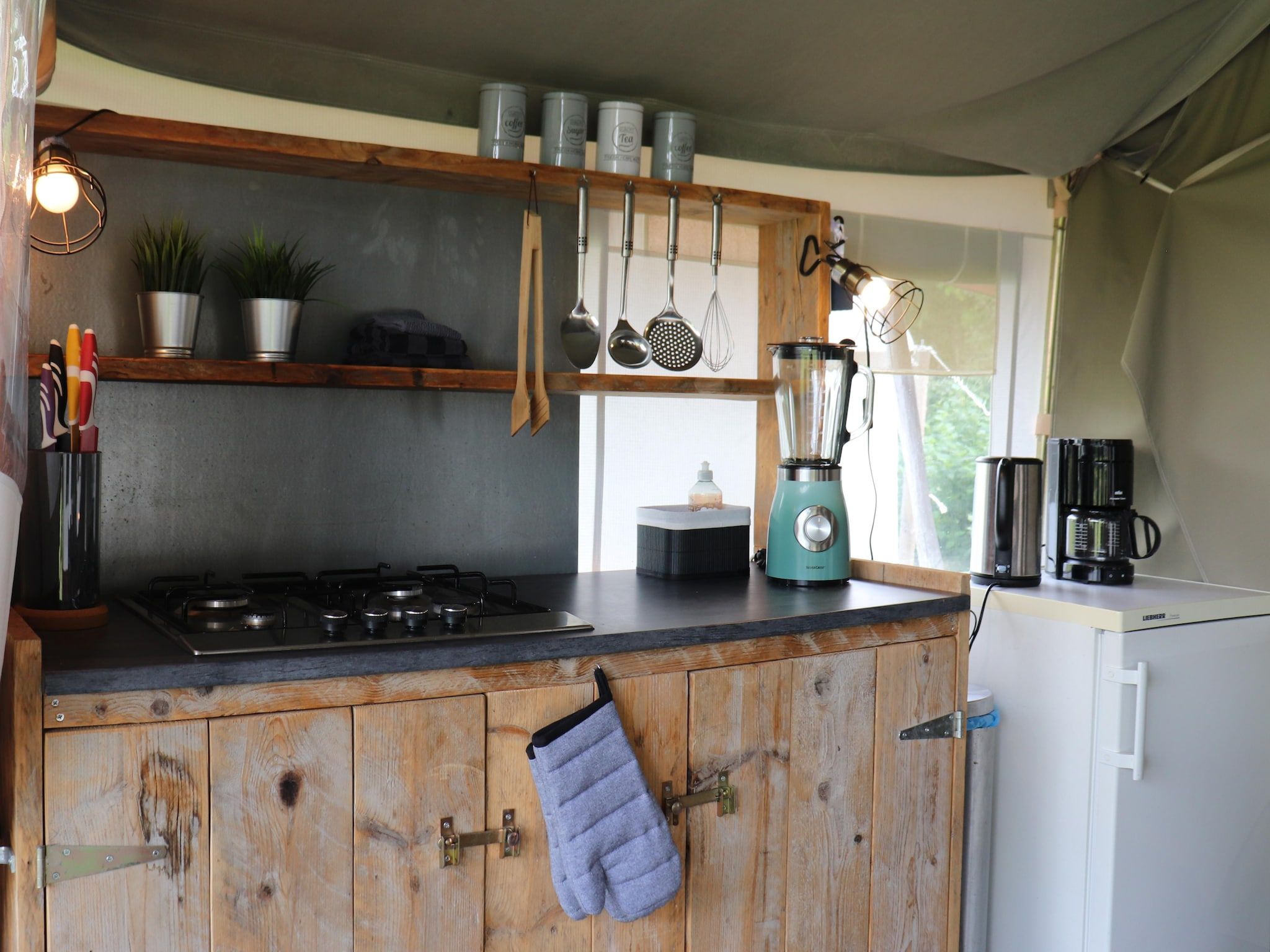 De keuken van Safaritent ''Noflik" in Twijzel