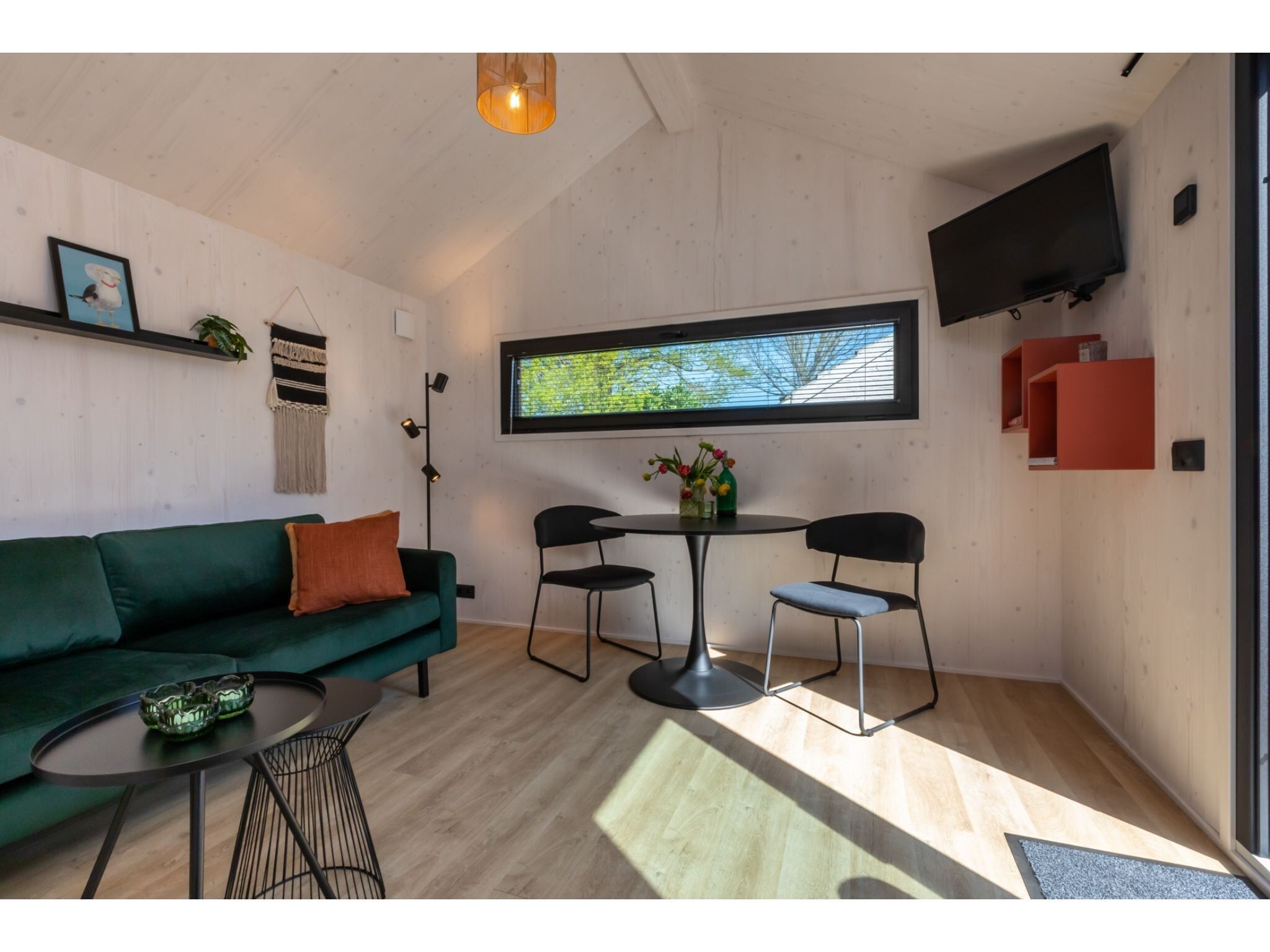 De woonkamer van Tinyhouse La Mouette in Zoutelande