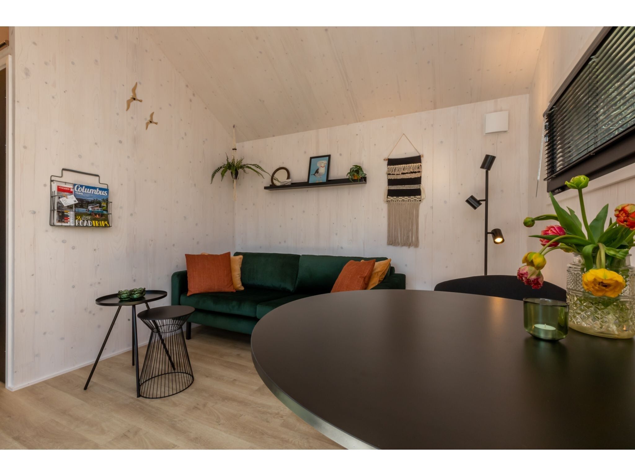 De woonkamer van Tinyhouse La Mouette in Zoutelande
