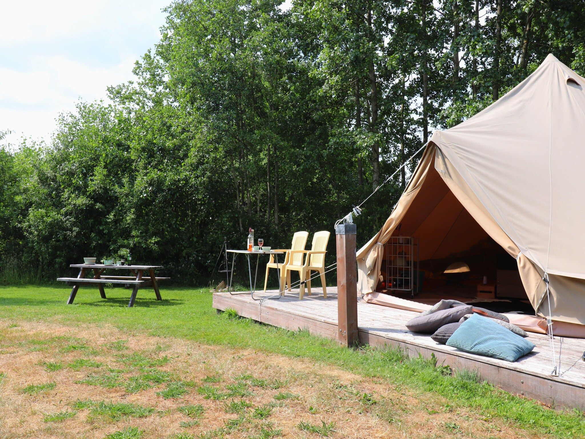 De buitenkant van Glamour tent 'Kreas'" in Twijzel