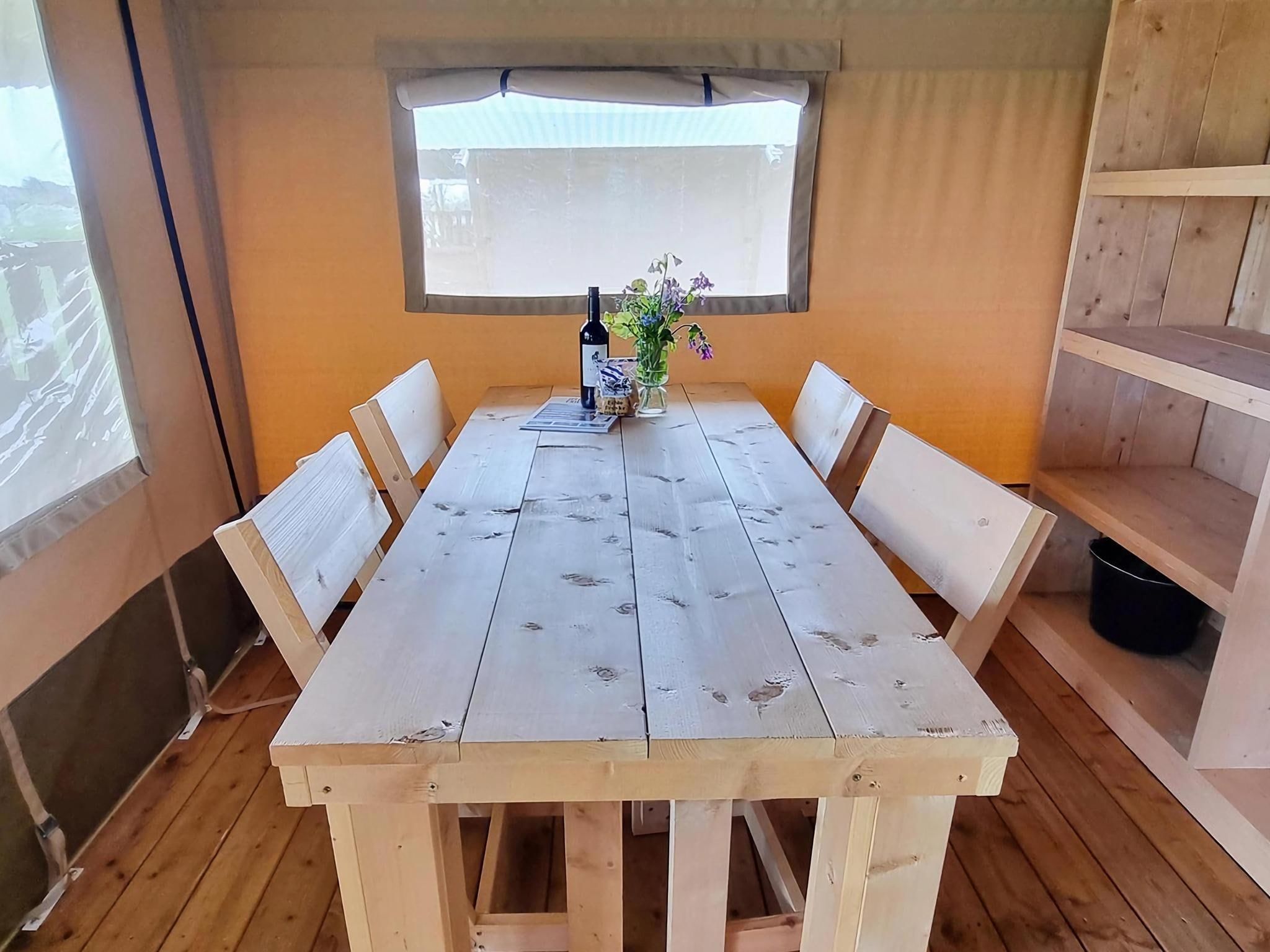 De eetkamer van Luxe glamping met badkamer 1 in De Veenhoop