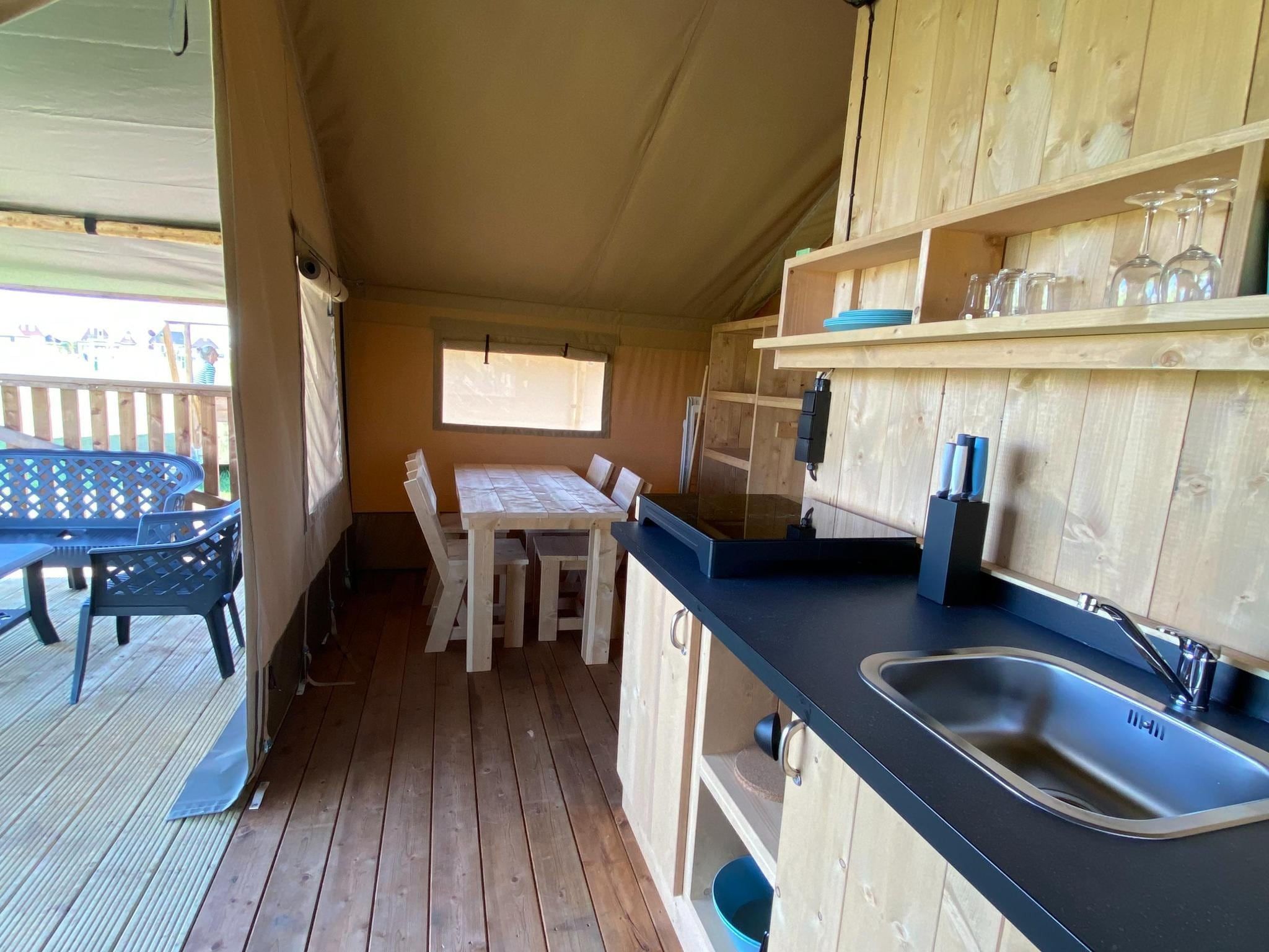 De keuken van Luxe glamping met badkamer 1 in De Veenhoop