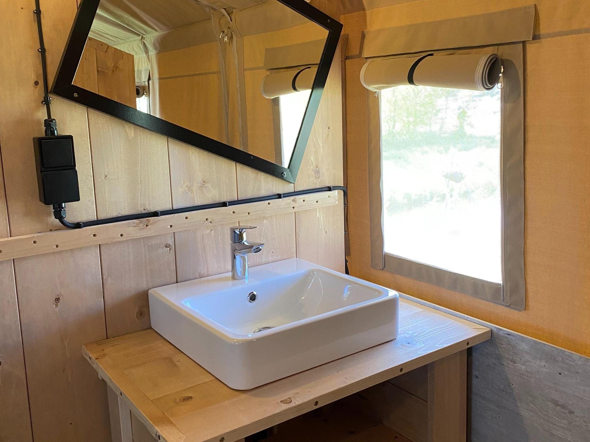De badkamer van Luxe glamping met badkamer 1 in De Veenhoop