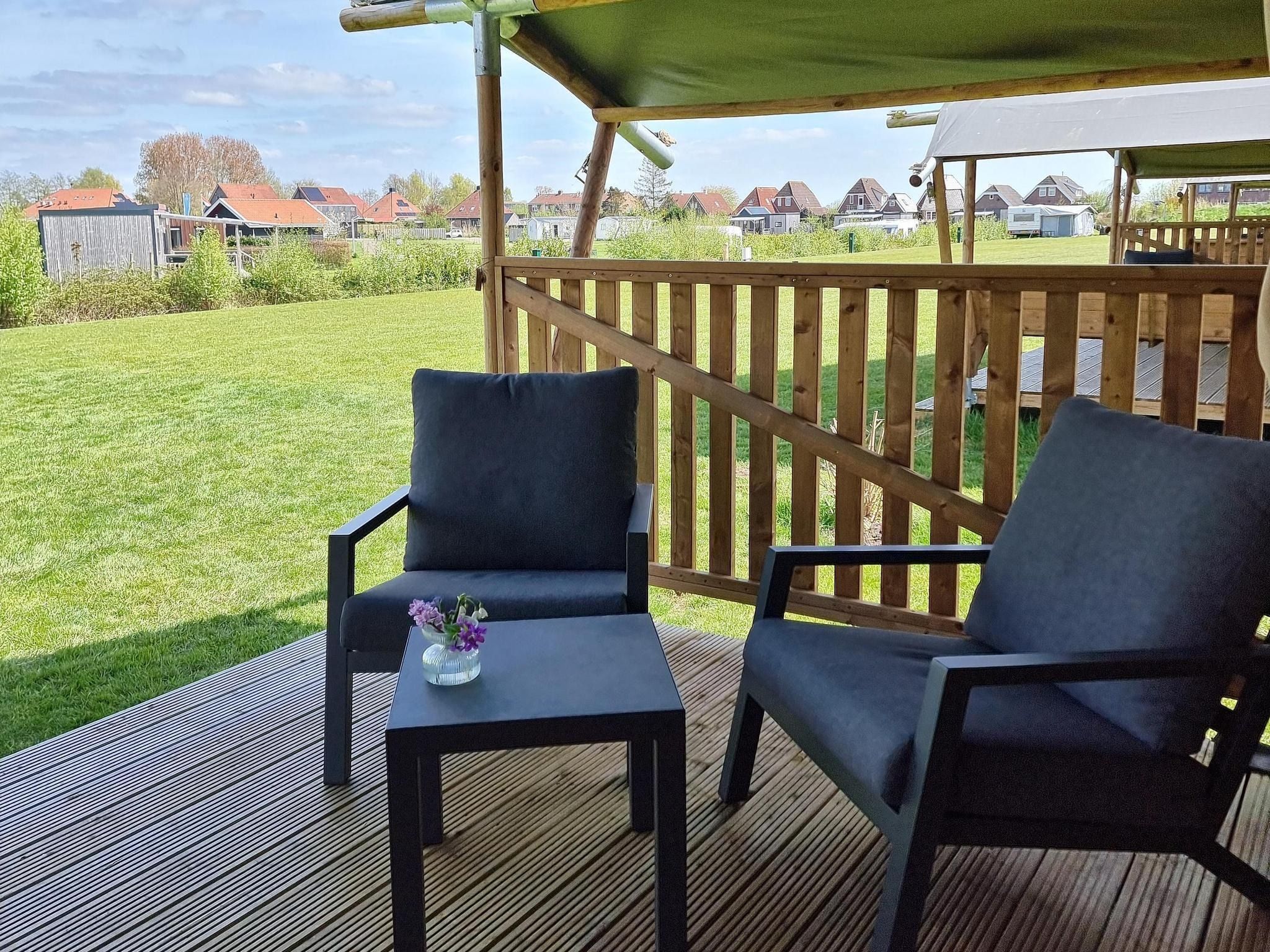 Het terras van Luxe glamping met badkamer 1 in De Veenhoop