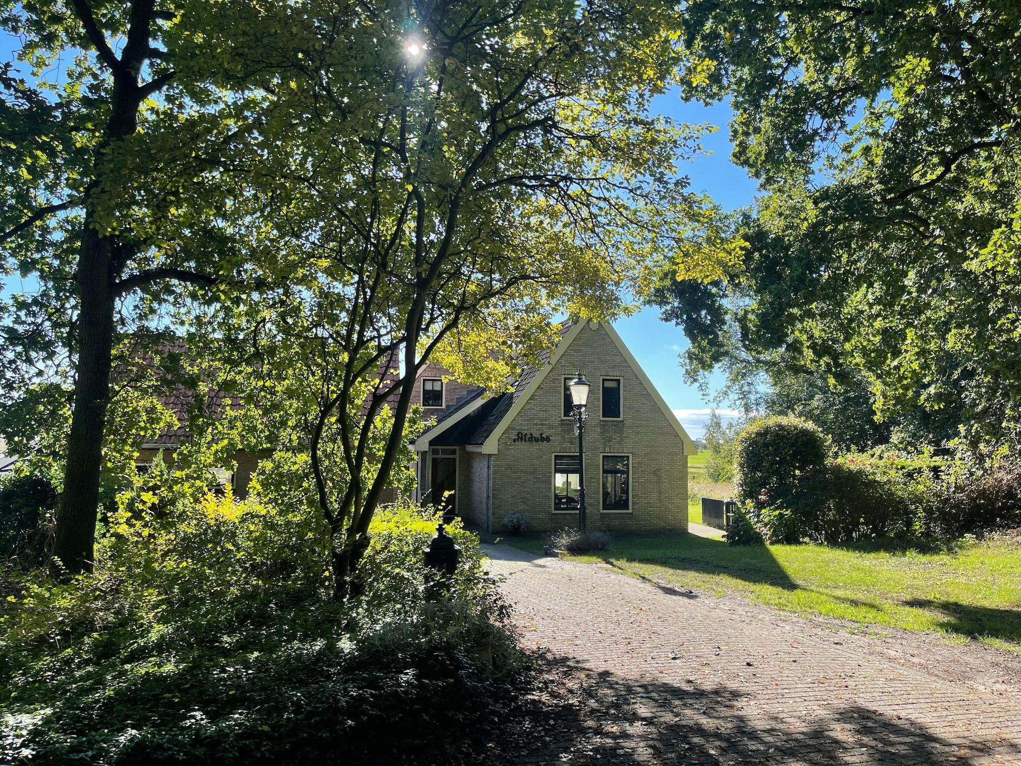 De buitenkant van Aldubo in Den Burg