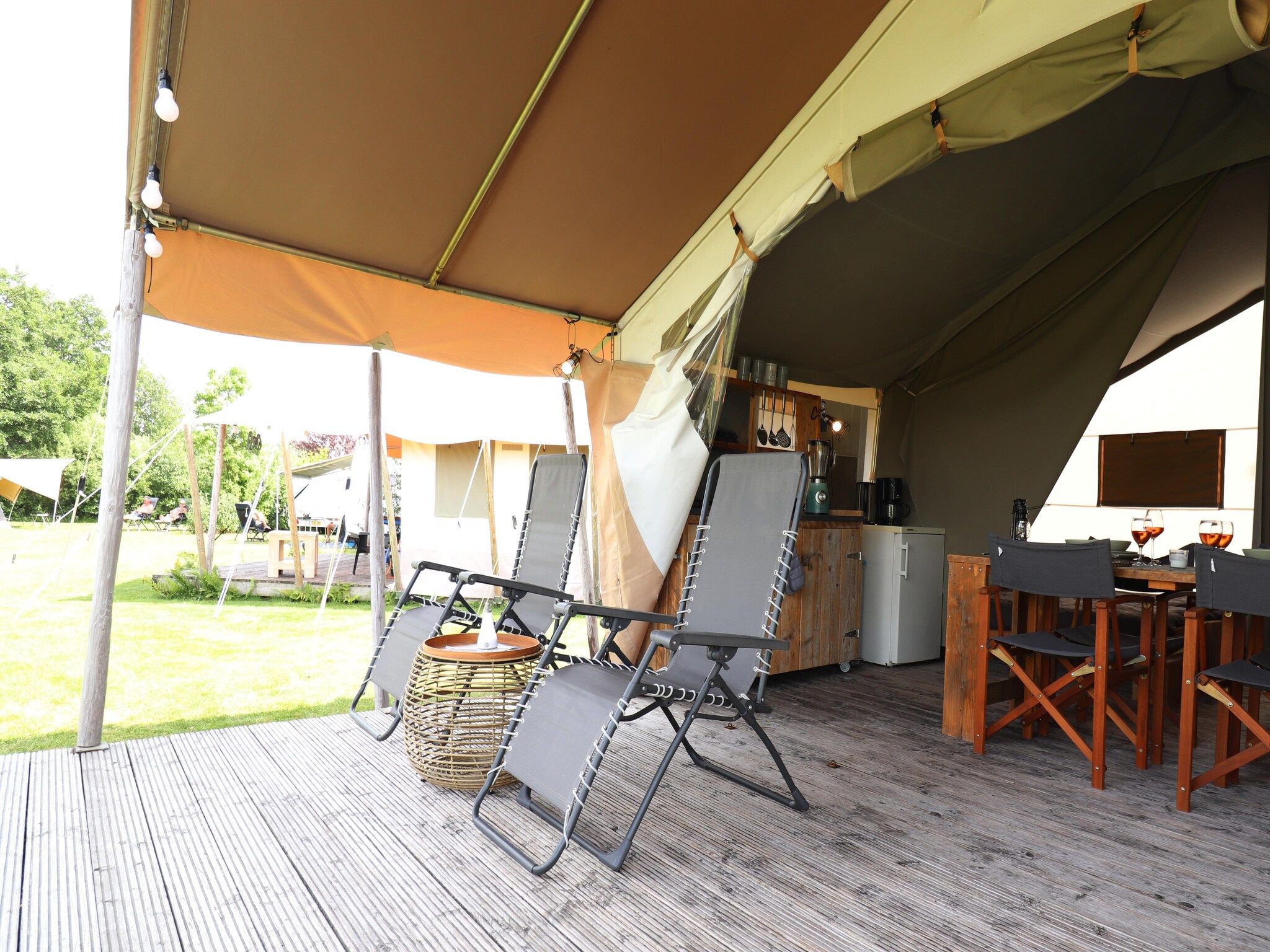 Het terras van Safaritent 'Gaadlik' in Twijzel