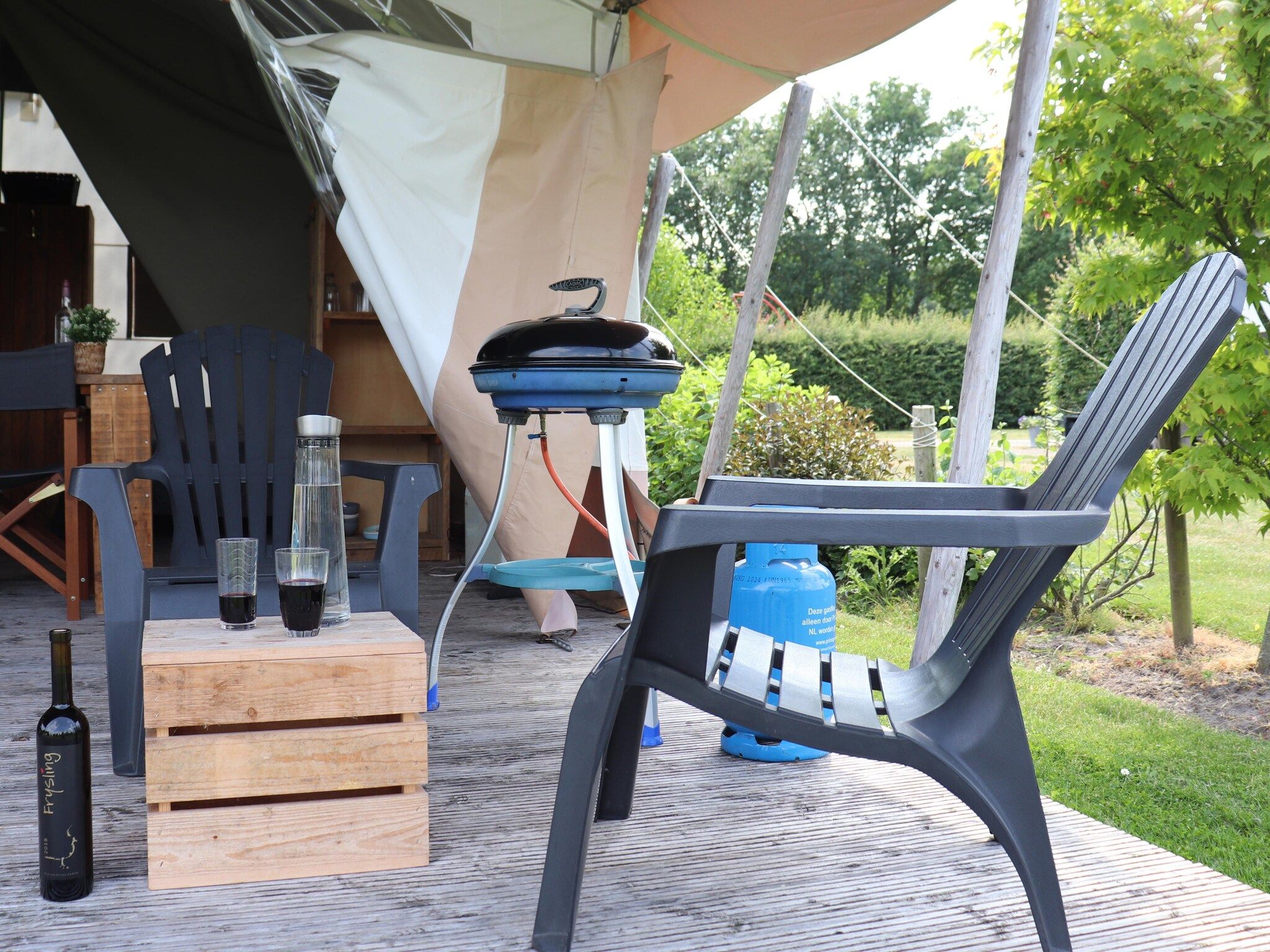 Het terras van Safaritent 'Gaadlik' in Twijzel
