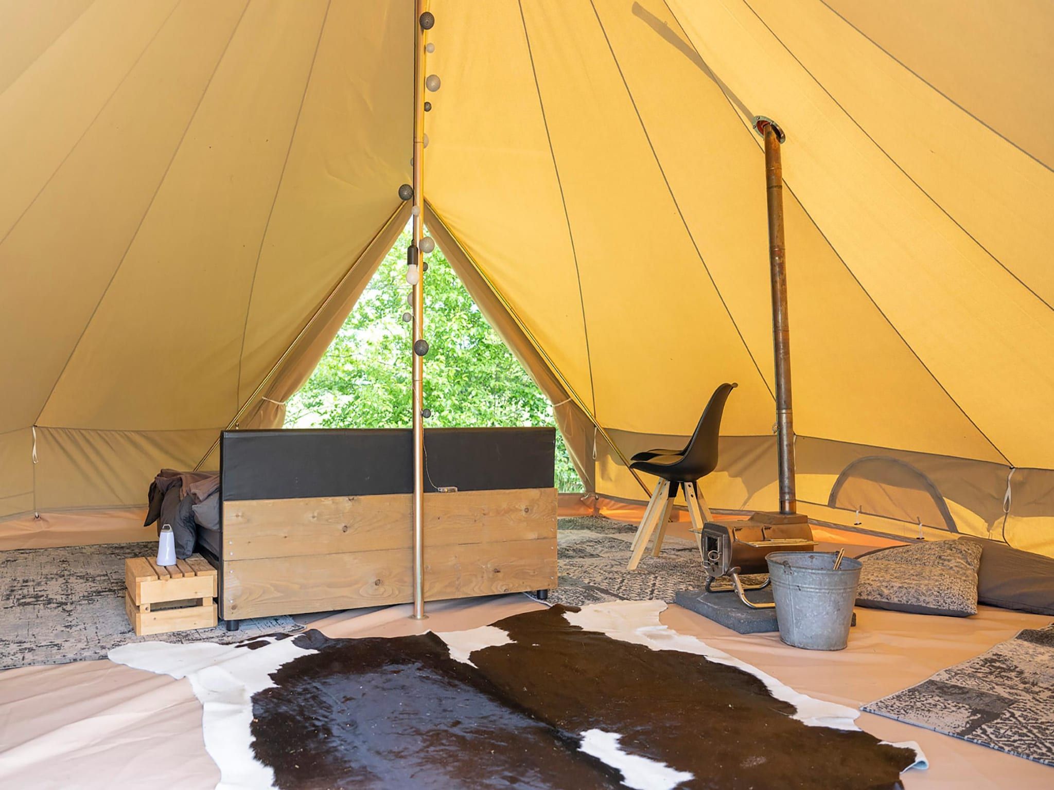 De woonkamer van Glamour tent 'Smuk' in Twijzel