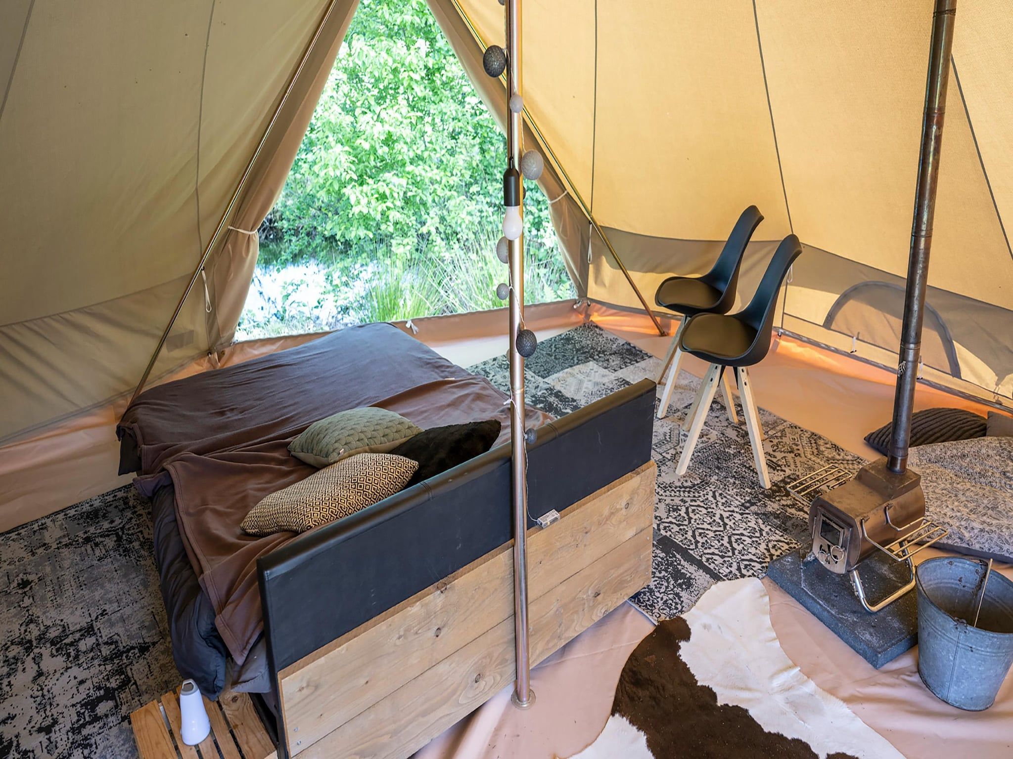 Een slaapkamer van Glamour tent 'Smuk' in Twijzel