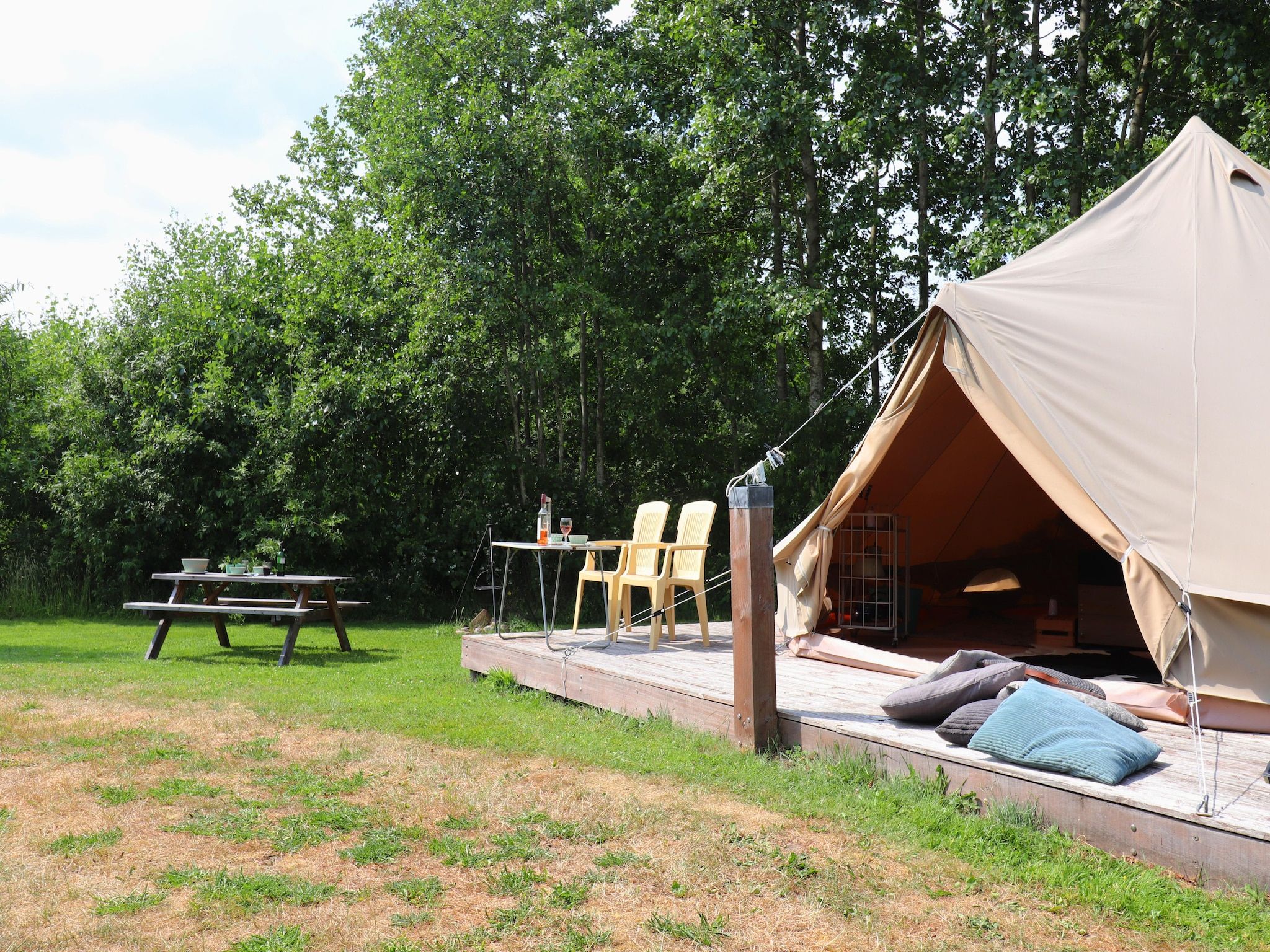 De buitenkant van Glamour tent 'Smuk' in Twijzel