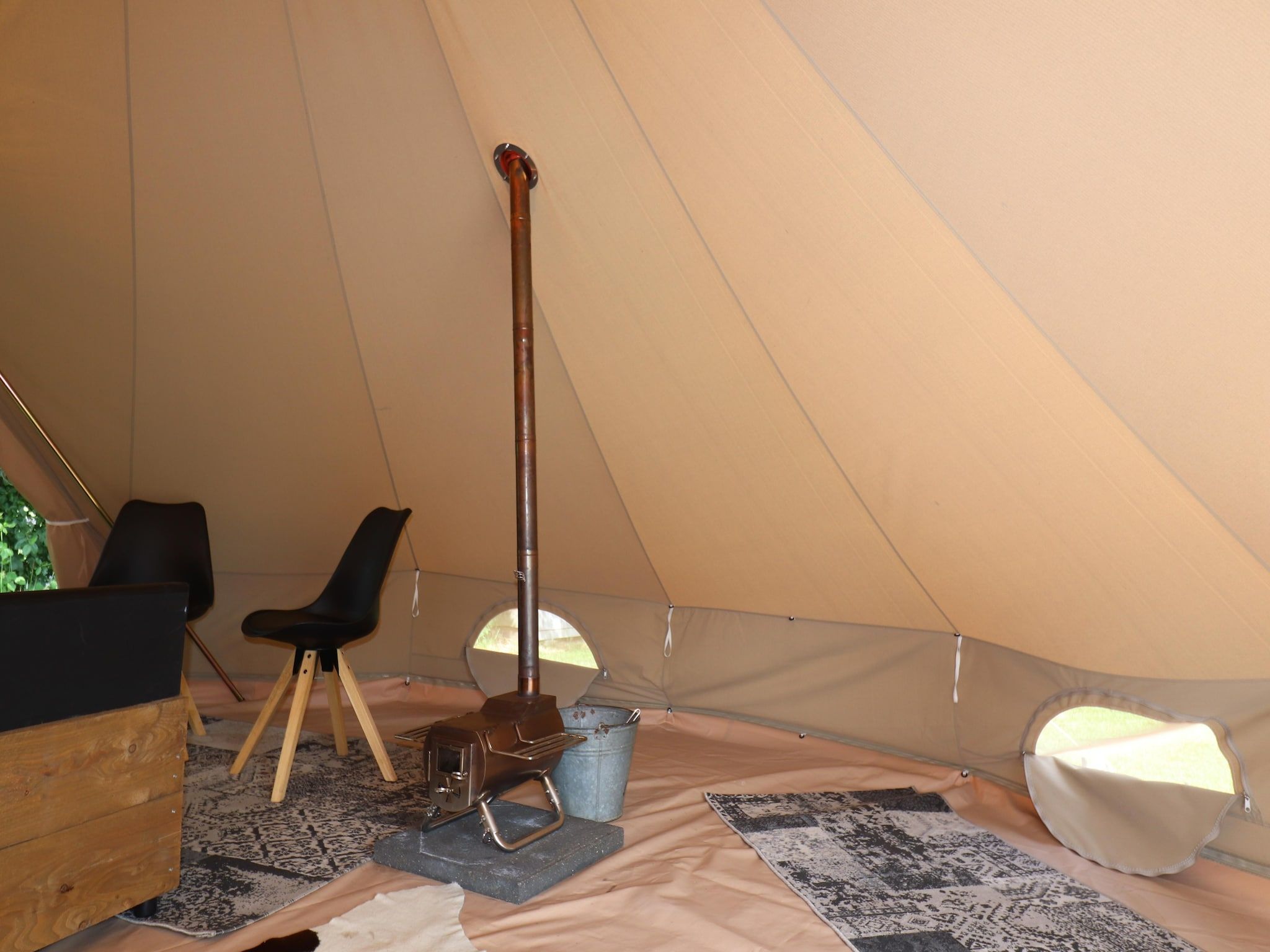 De woonkamer van Glamour tent 'Smuk' in Twijzel