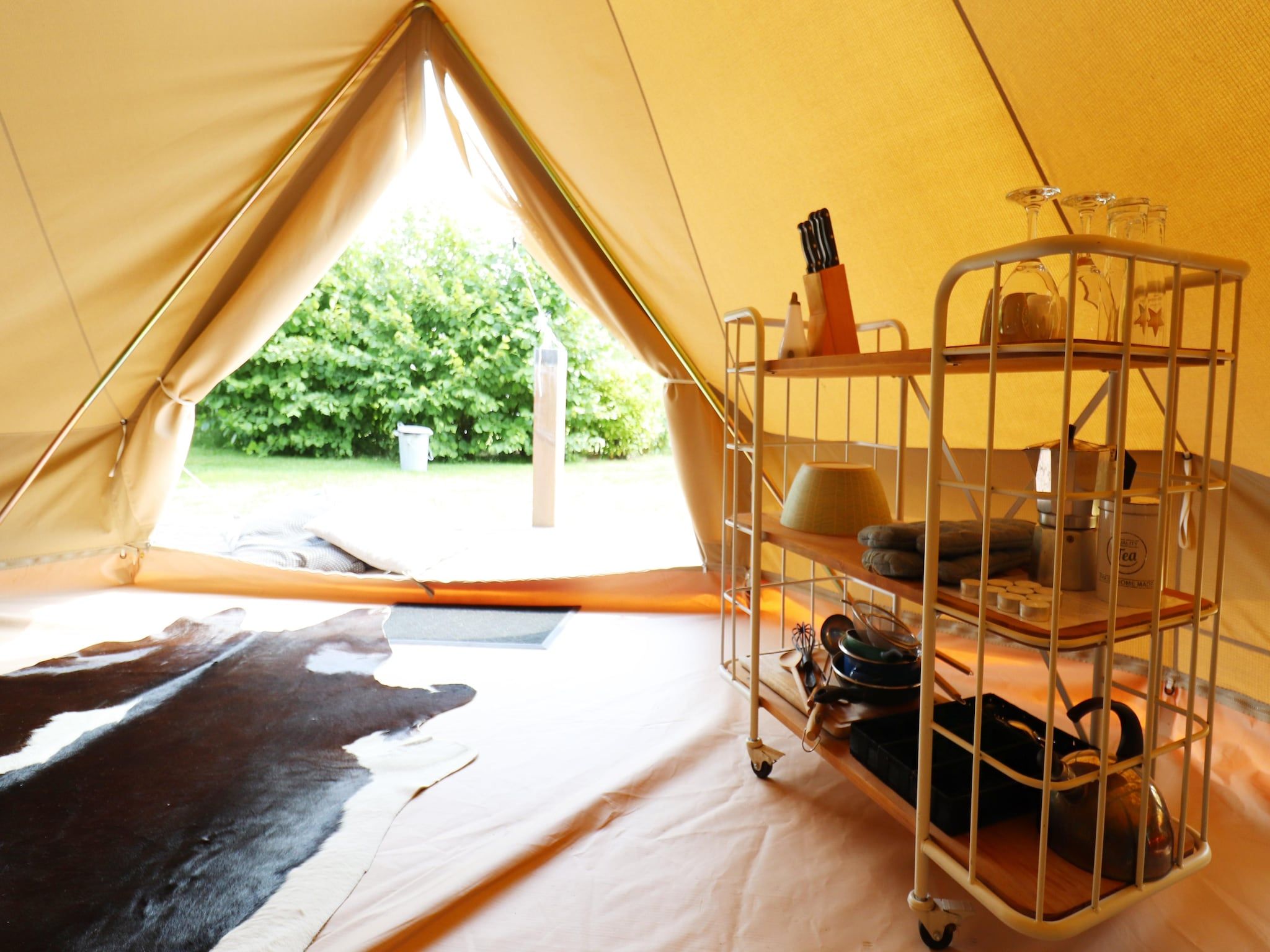 De woonkamer van Glamour tent 'Smuk' in Twijzel