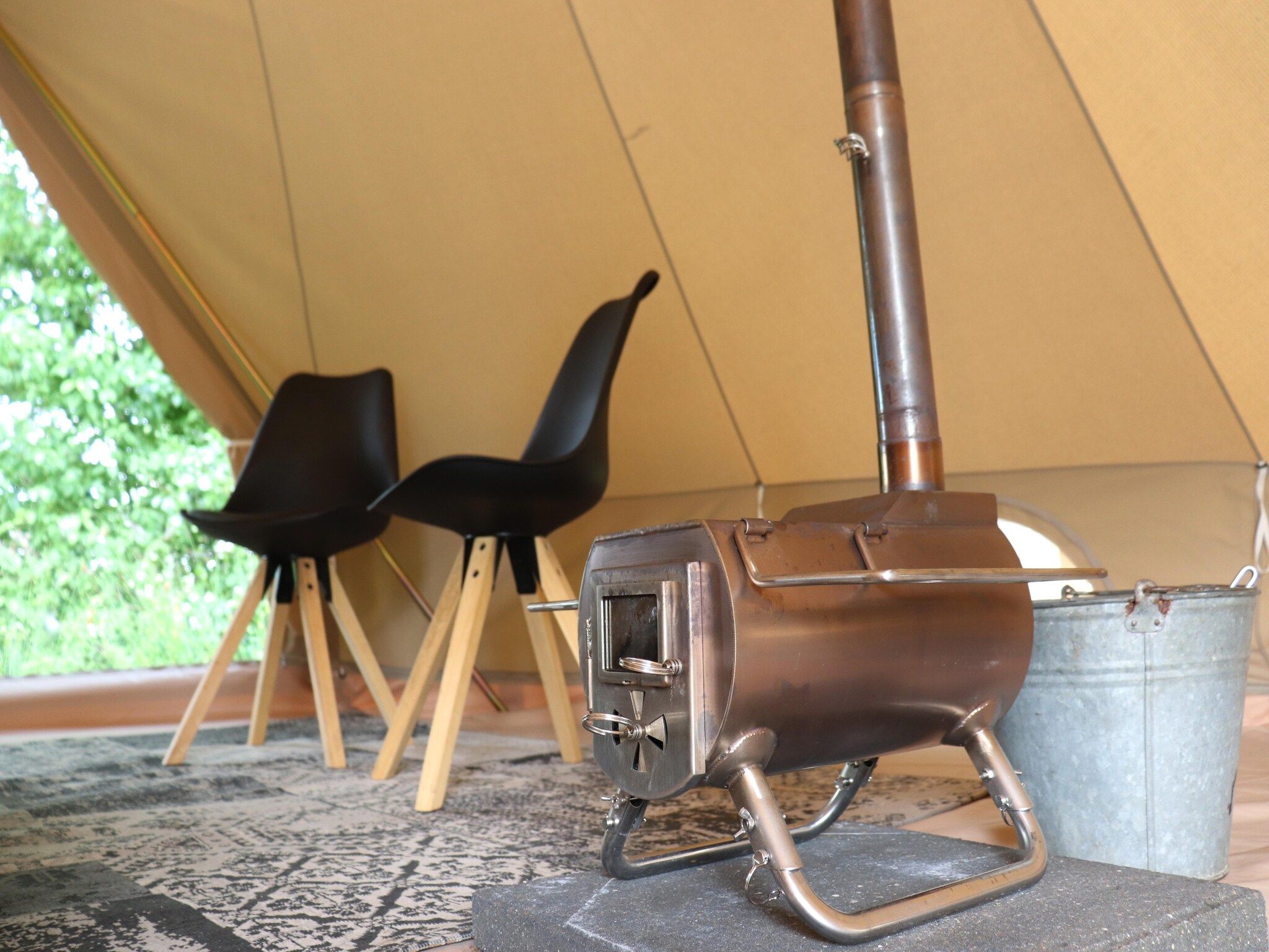 De woonkamer van Glamour tent 'Smuk' in Twijzel
