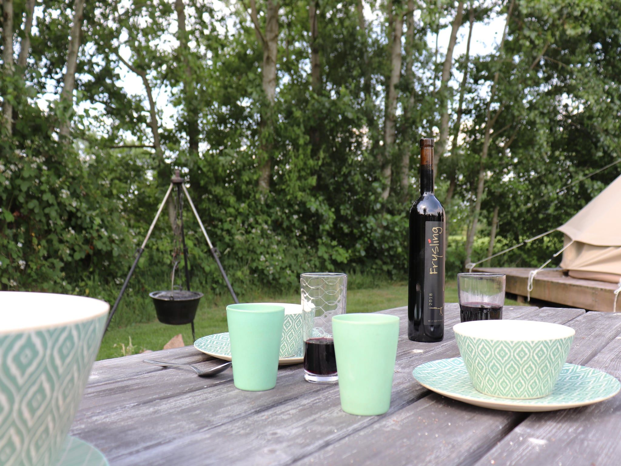 Het terras van Glamour tent 'Smuk' in Twijzel