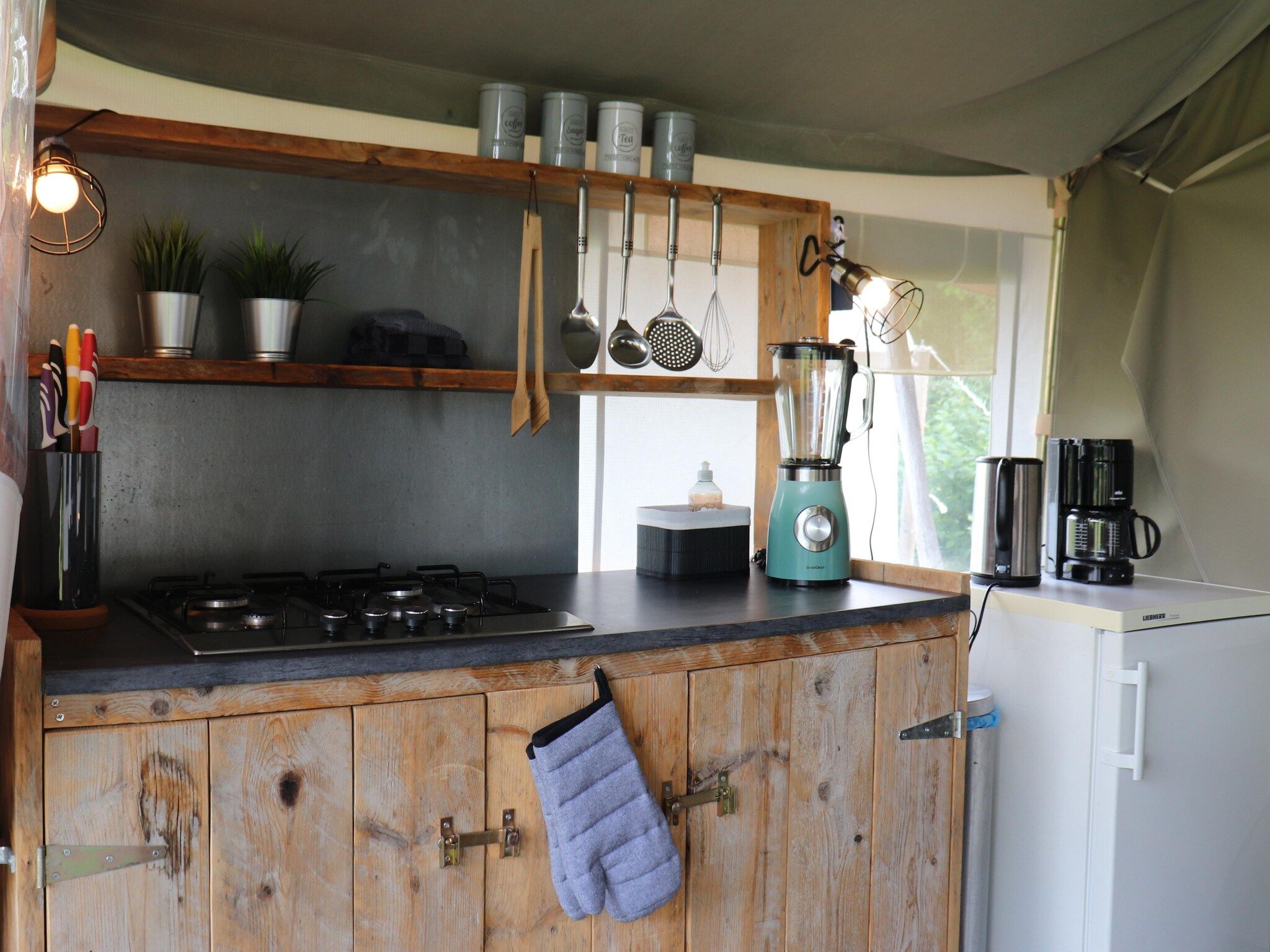 De keuken van Twee safaritenten "Noflik" & "Gaadlik" naast elkaar in Twijzel