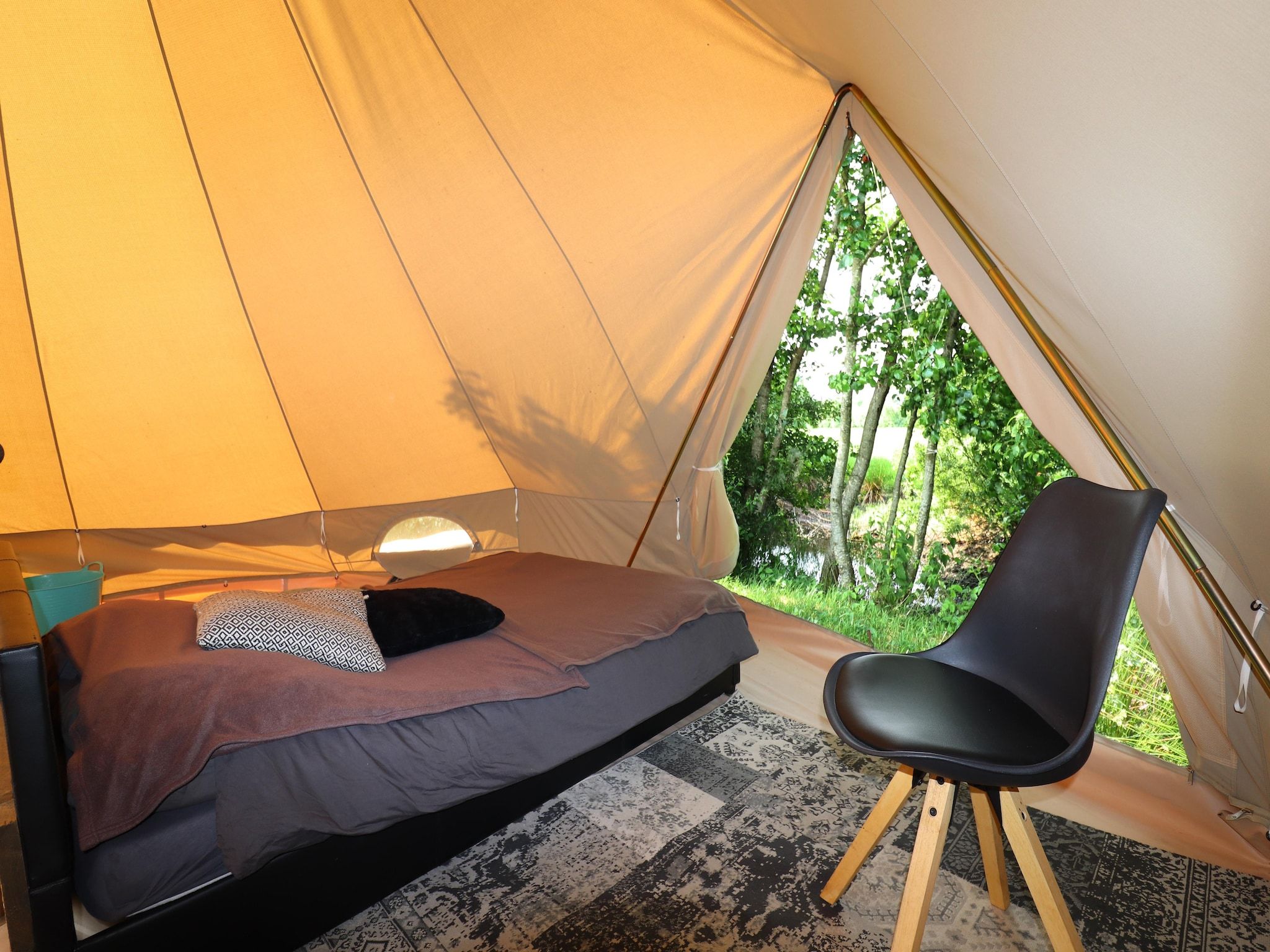 Een slaapkamer van Twee Glamour tenten "Kreas" en "Smuk" naast elkaar in Twijzel