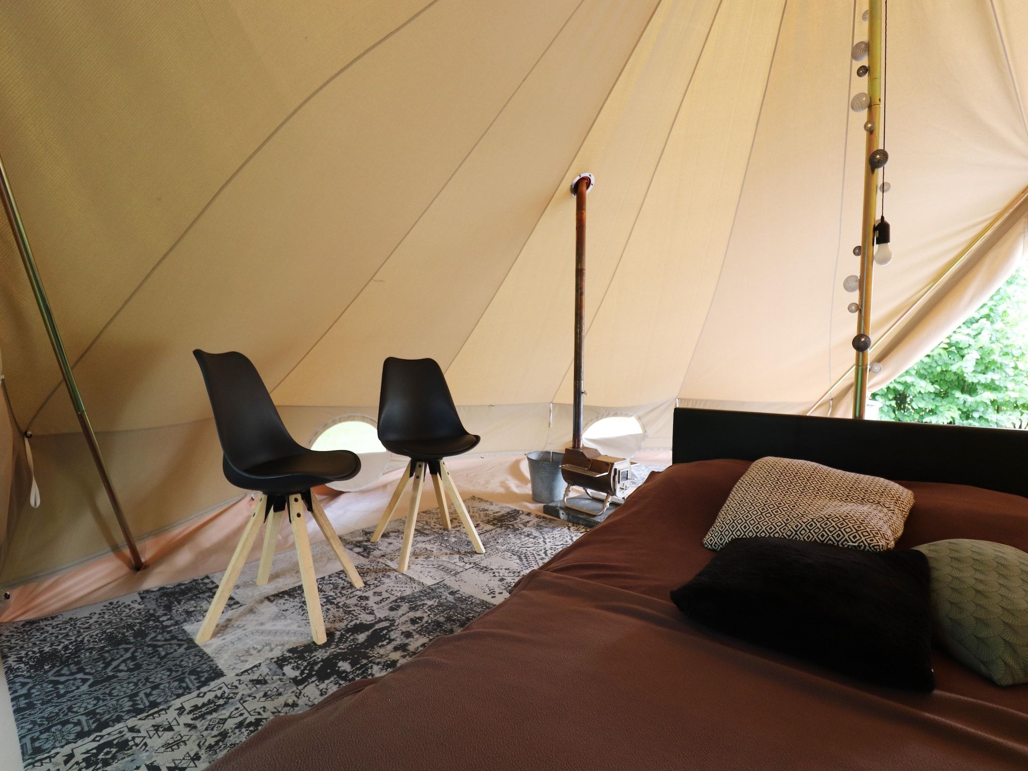 Een slaapkamer van Twee Glamour tenten "Kreas" en "Smuk" naast elkaar in Twijzel