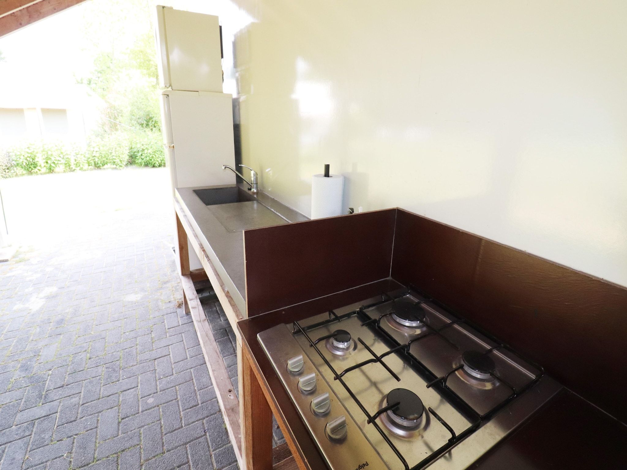 De keuken van Twee Glamour tenten "Kreas" en "Smuk" naast elkaar in Twijzel