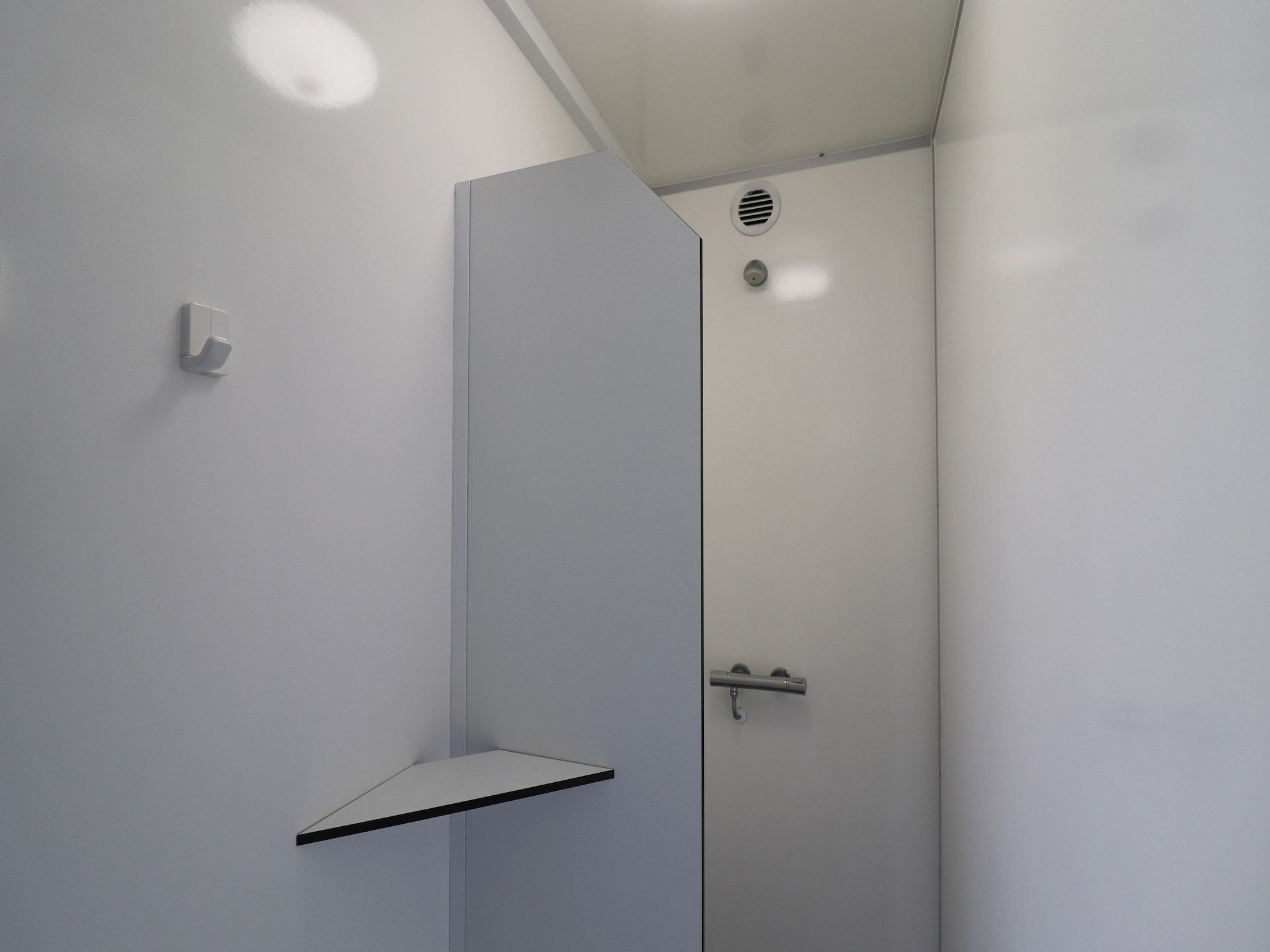 De badkamer van Twee Glamour tenten "Kreas" en "Smuk" naast elkaar in Twijzel