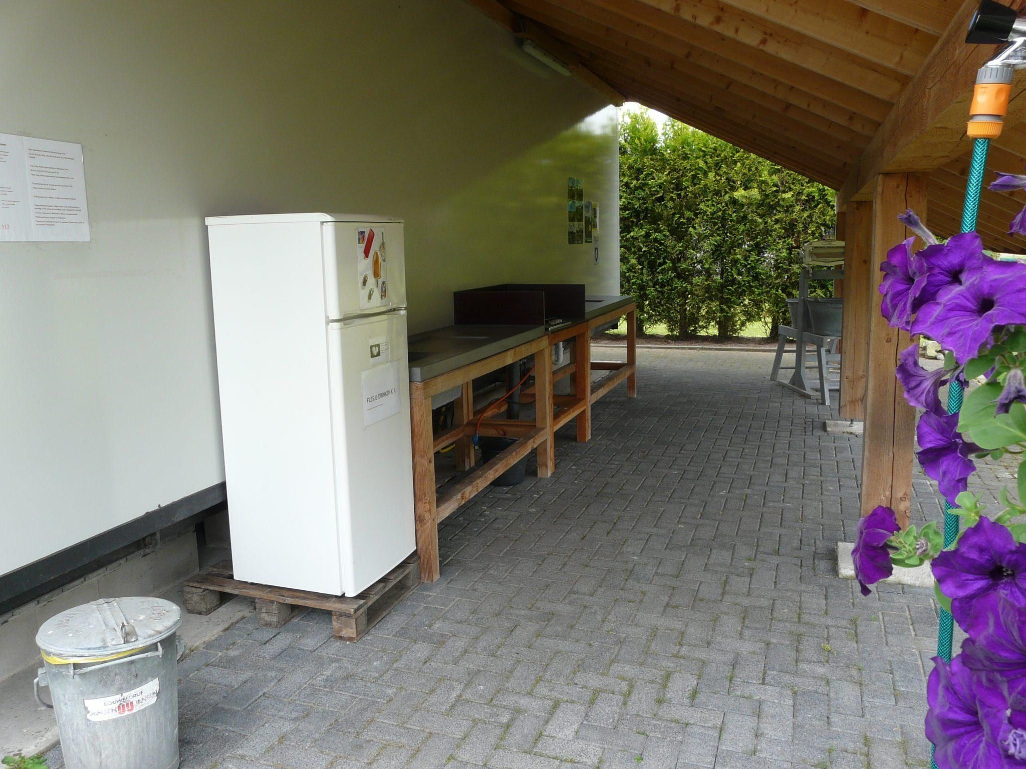De keuken van Twee Glamour tenten "Kreas" en "Smuk" naast elkaar in Twijzel