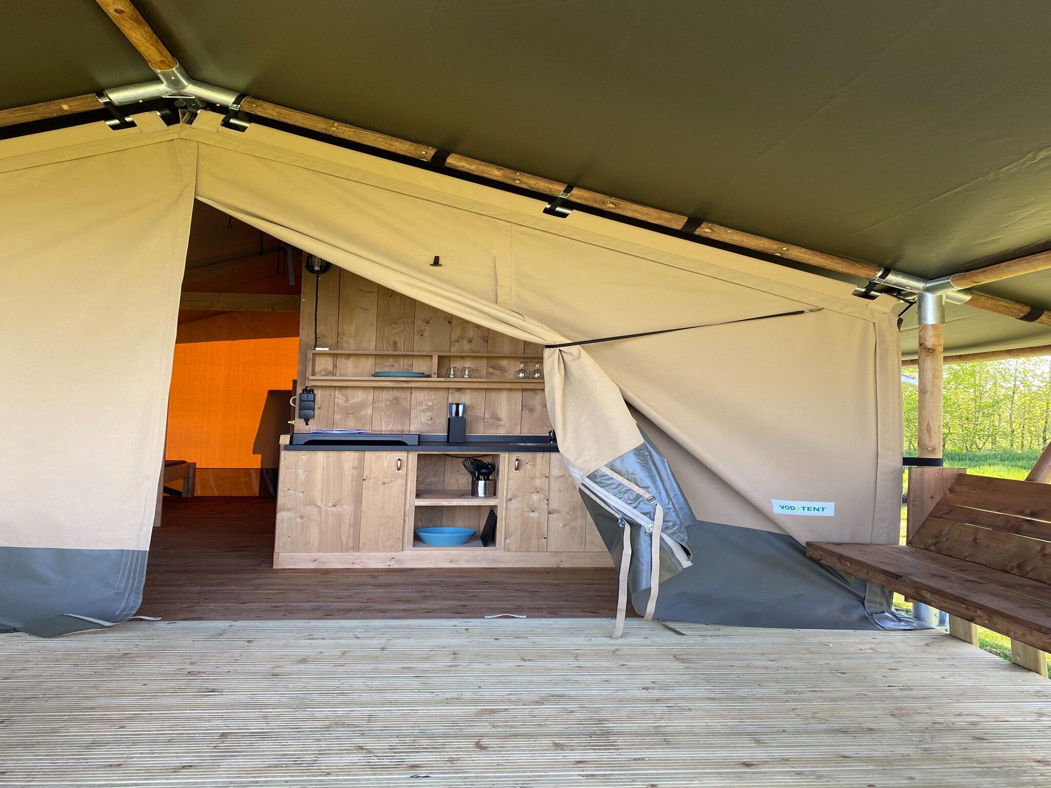 Het terras van Luxe glamping met badkamer 2 in De Veenhoop