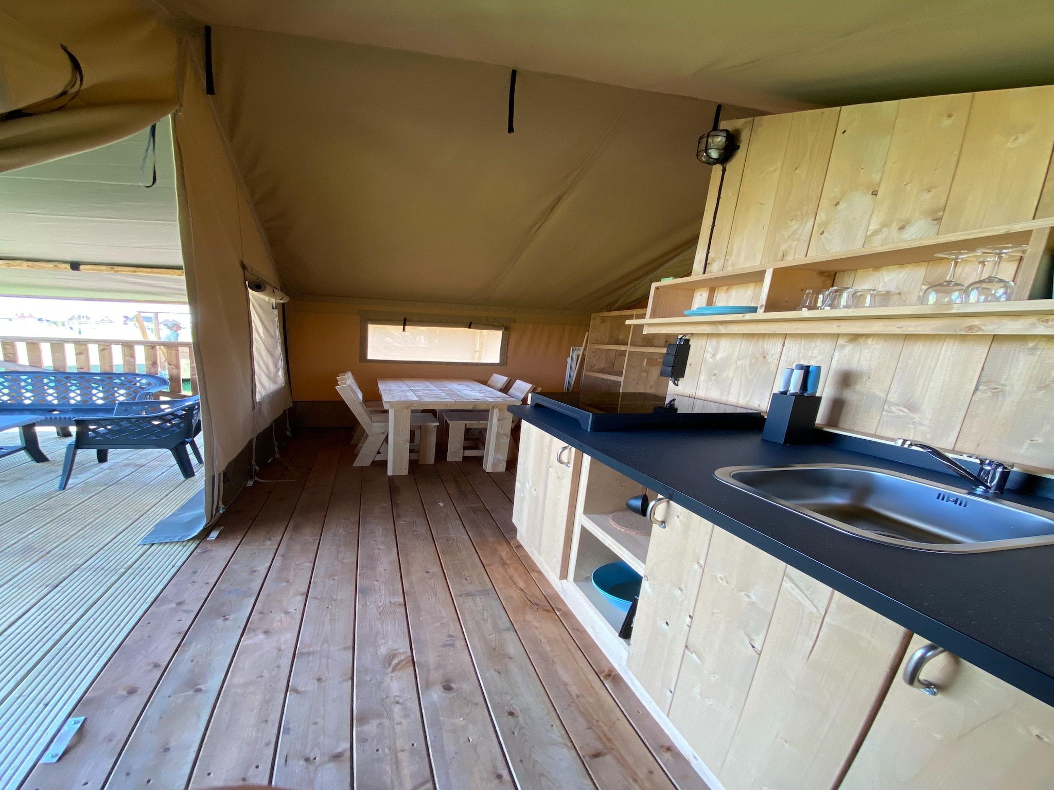 De keuken van Luxe glamping met badkamer 2 in De Veenhoop