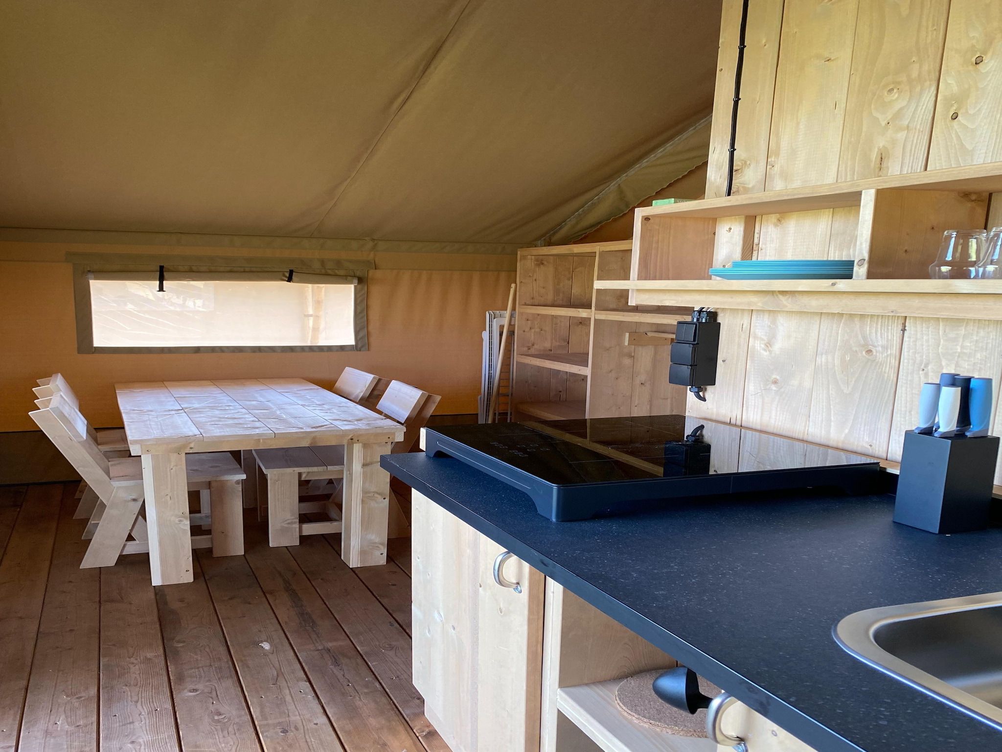De woonkamer van Luxe glamping met badkamer 2 in De Veenhoop