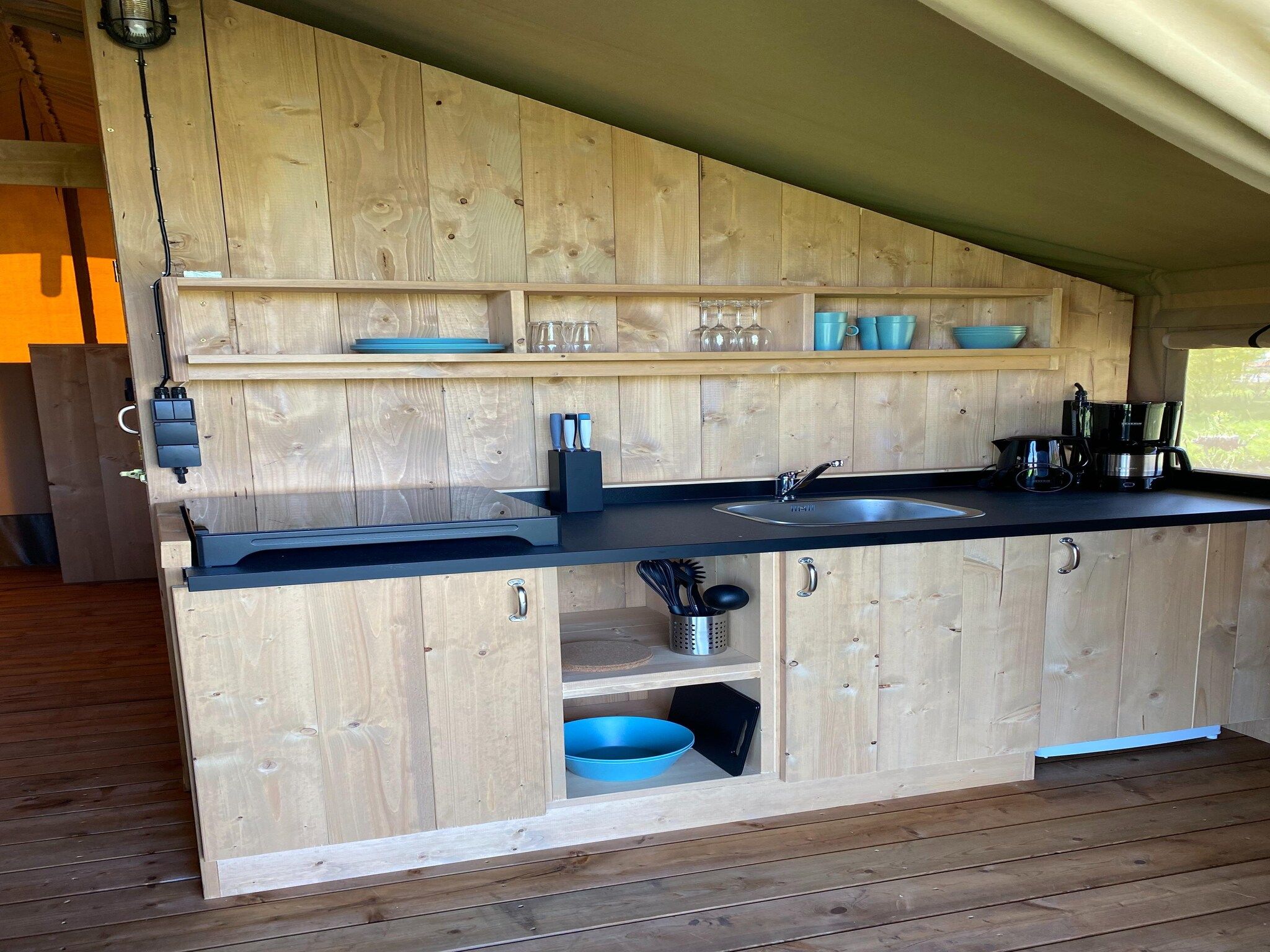 De keuken van Luxe glamping met badkamer 2 in De Veenhoop