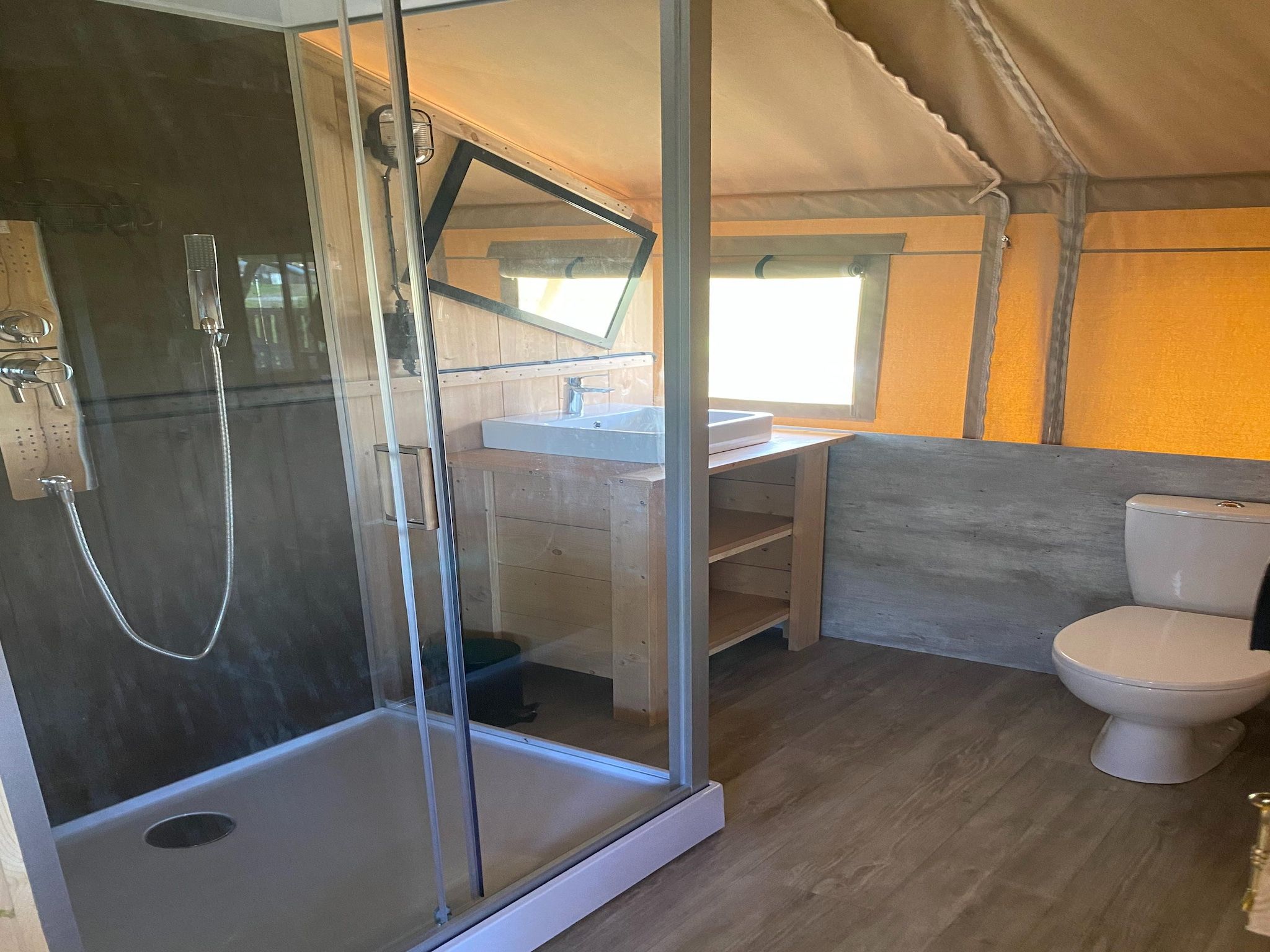 De badkamer van Luxe glamping met badkamer 2 in De Veenhoop