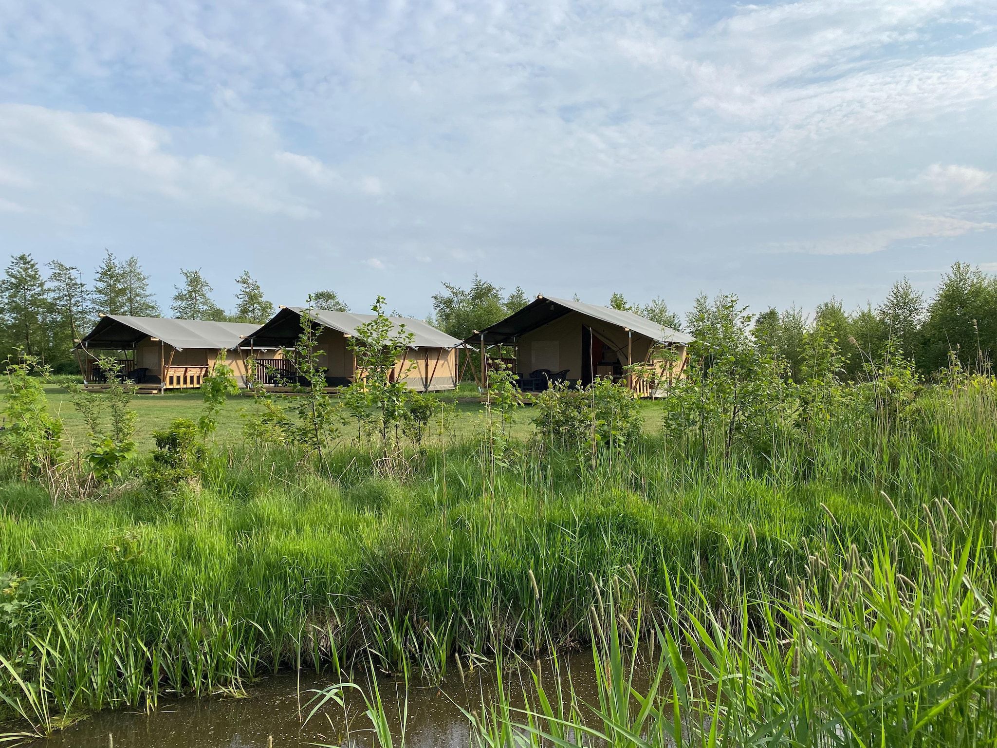 De buitenkant van Luxe glamping met badkamer 2 in De Veenhoop