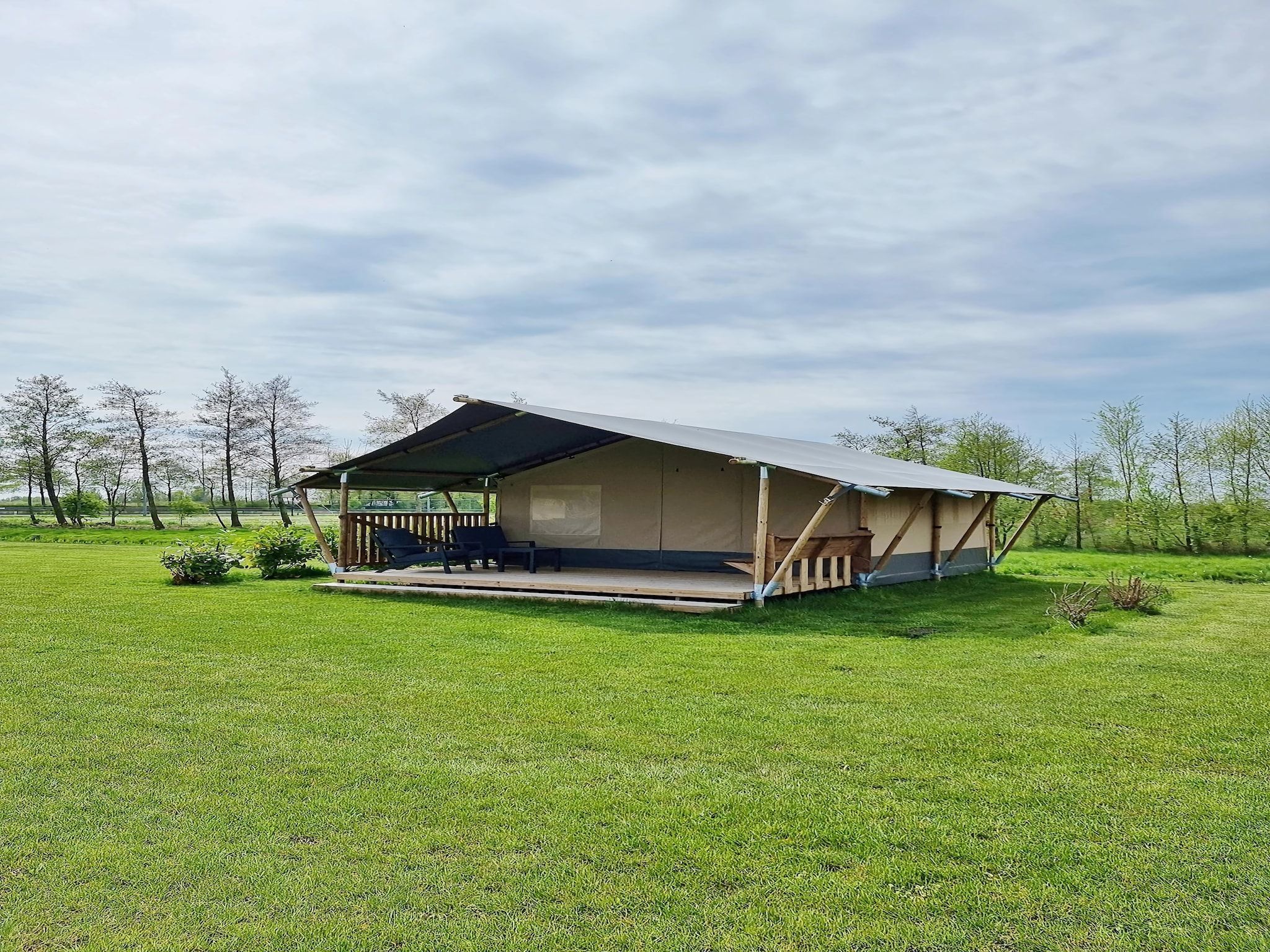 De buitenkant van Luxe glamping met badkamer 2 in De Veenhoop