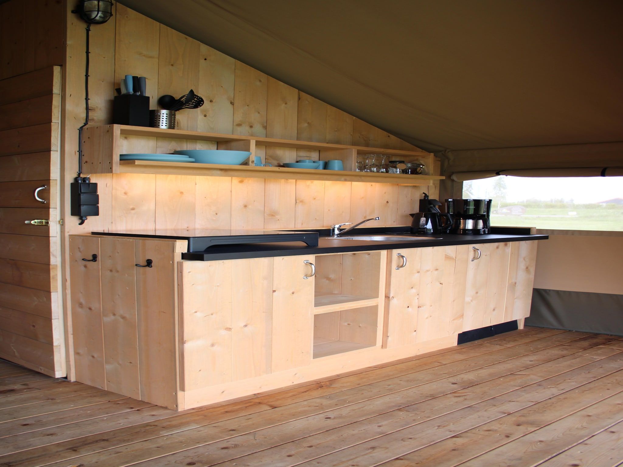 De keuken van Luxe glamping met badkamer 3 in De Veenhoop