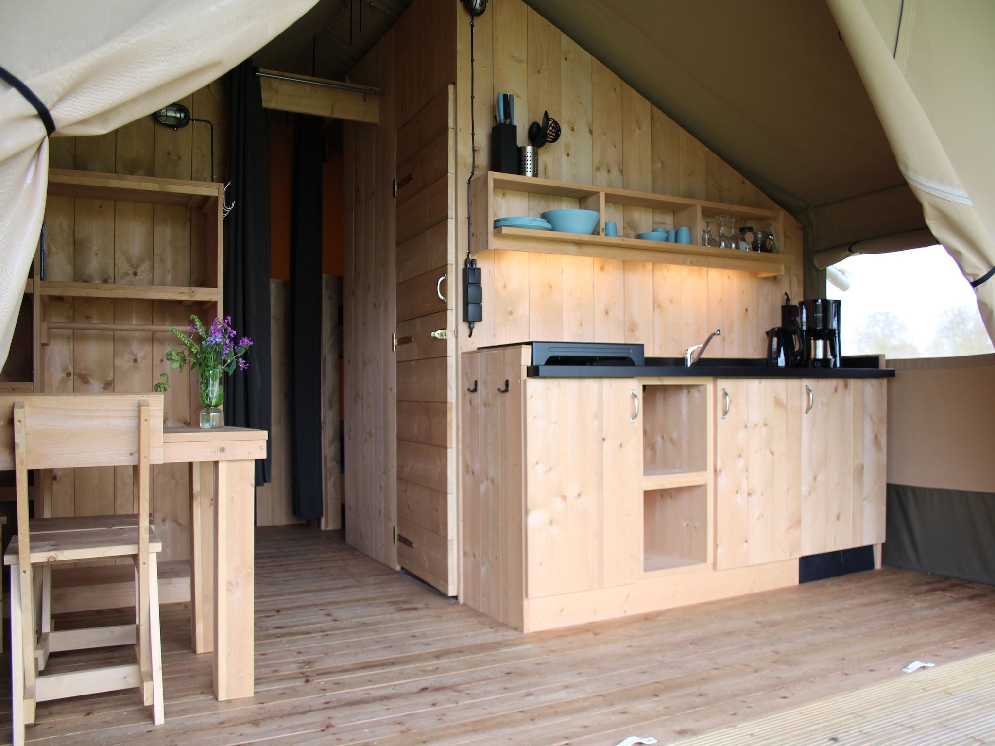 De woonkamer van Luxe glamping met badkamer 3 in De Veenhoop